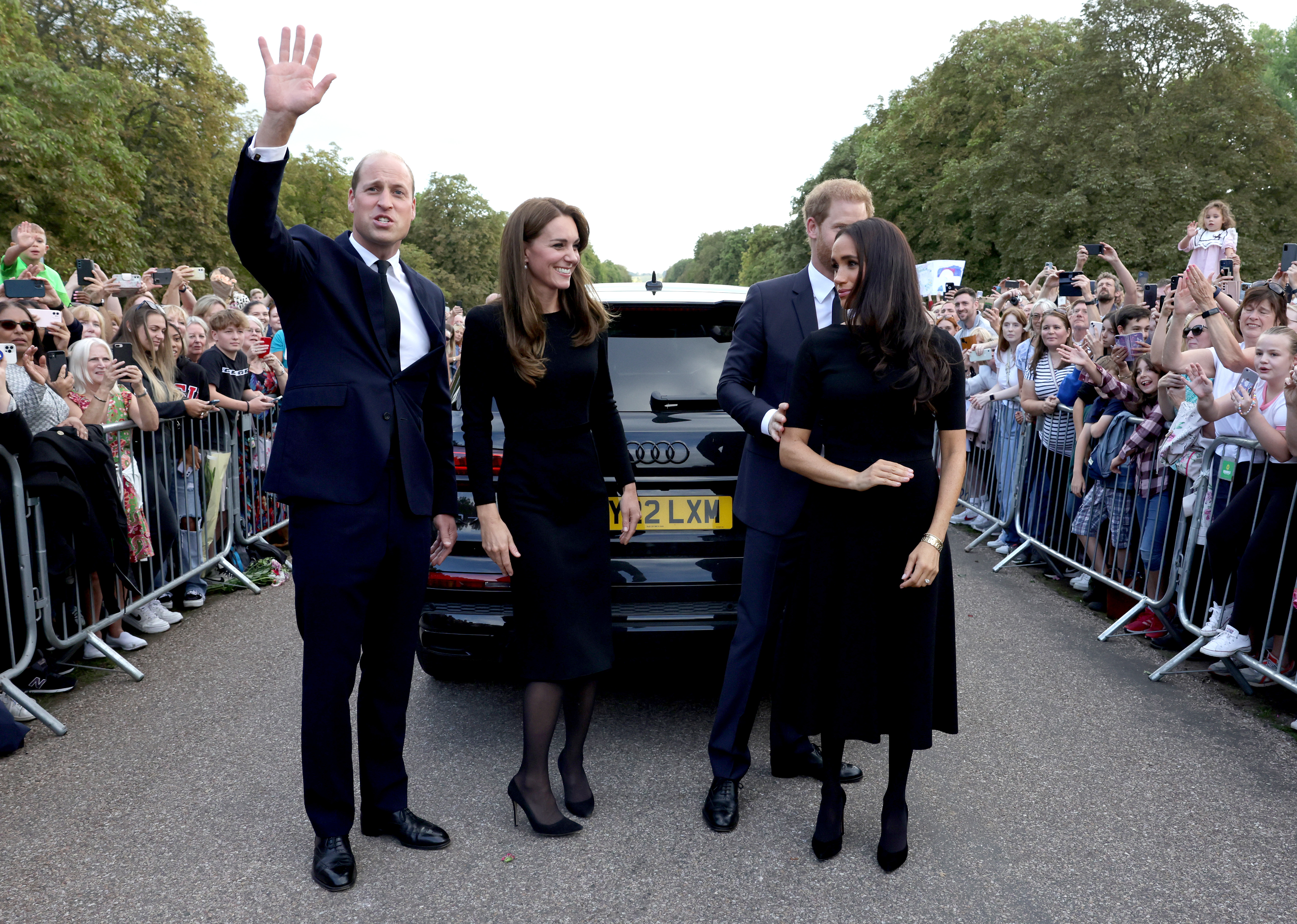 Le prince William, la princesse Catherine, le prince Harry et Meghan Markle lors d'un bain de foule au château de Windsor le 10 septembre 2022 | Source : Getty Images
