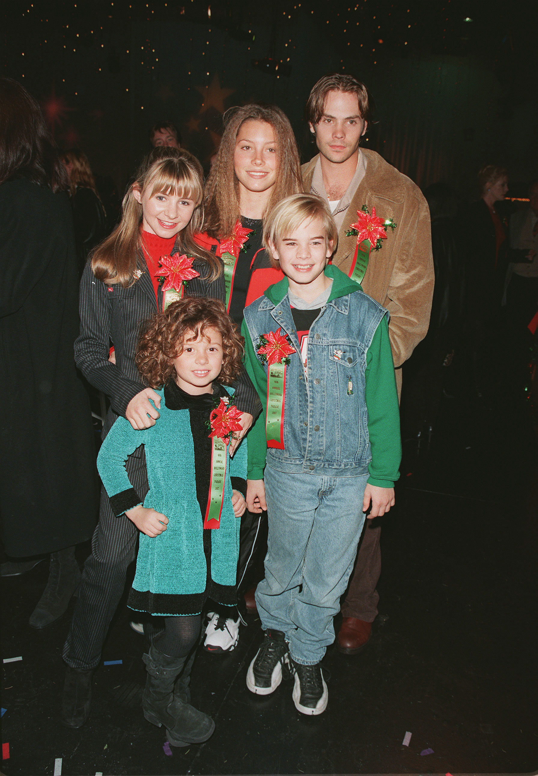 Le célèbre acteur avec ses coéquipiers de "Sept à la maison", vers 1997 | Source : Getty Images