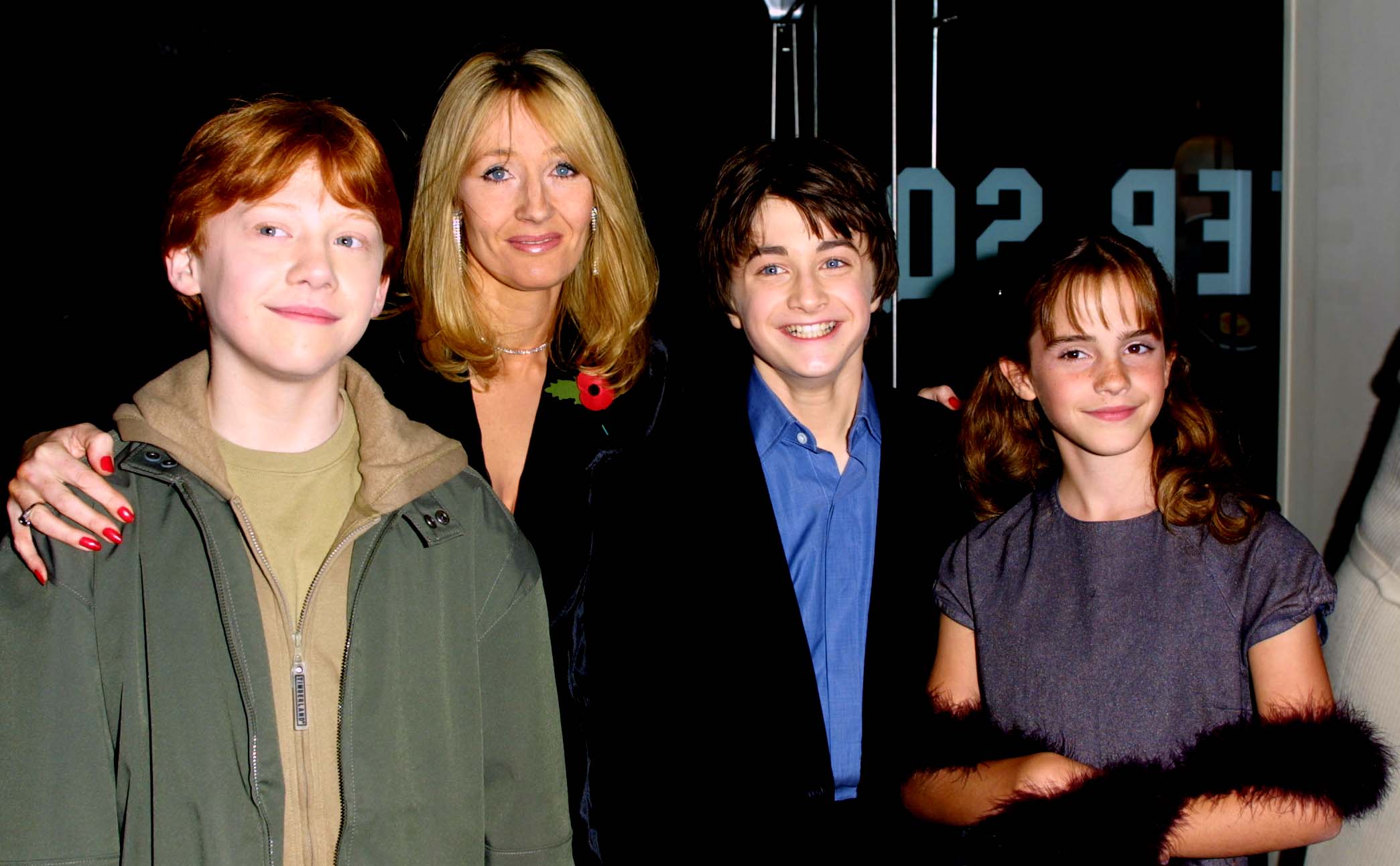 Rupert Grint, J.K. Rowling, Daniel Radcliffe et Emma Watson à la première mondiale de "Harry Potter et l'école des sorciers" à Londres le 4 novembre 2001 | Source : Getty Images