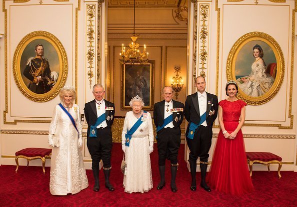 Camilla, Duchesse de Cornouailles, Prince Charles, Prince de Galles, Reine Elizabeth II, Prince Philip, Prince William et Catherine au Palais de Buckingham le 8 décembre 2016 | Photo : Getty Images