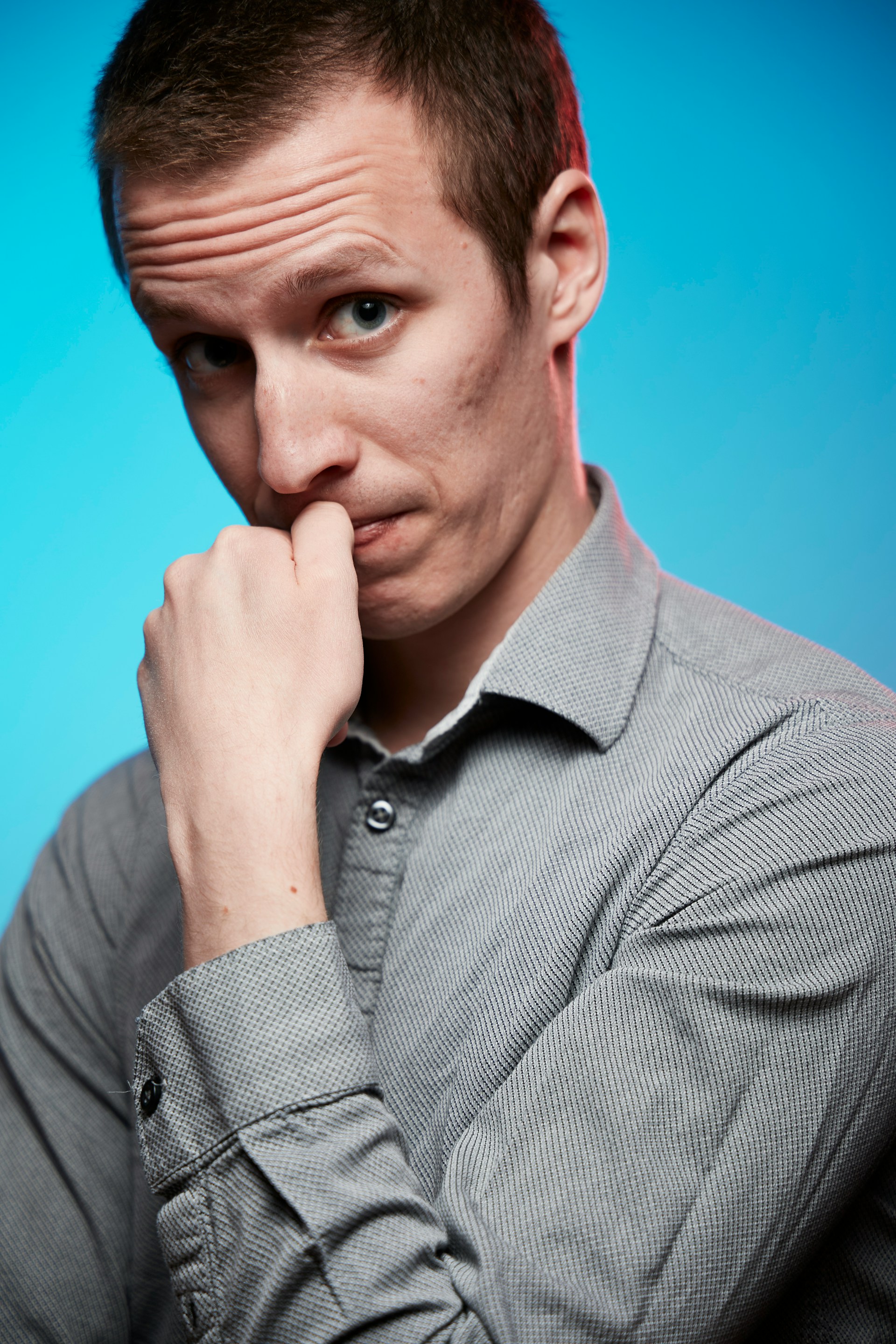 Un homme qui regarde quelqu'un avec impatience | Source : Unsplash