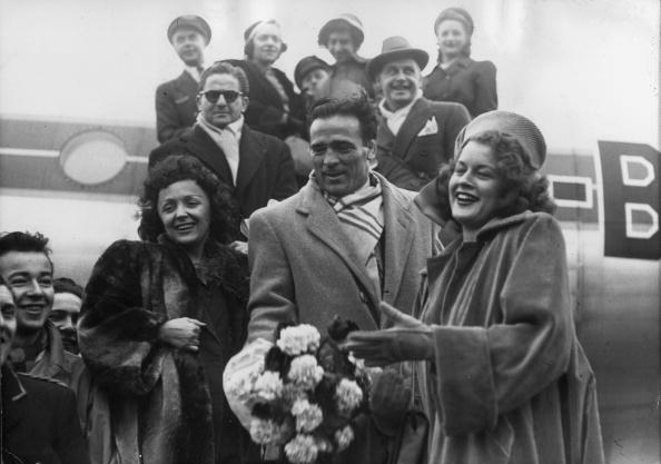 Le boxeur franco-algérien Marcel Cerdan, la chanteuse Edith Piaf et Mathilda Nail descendent d'un avion à Orly. | Photo : GettyImage