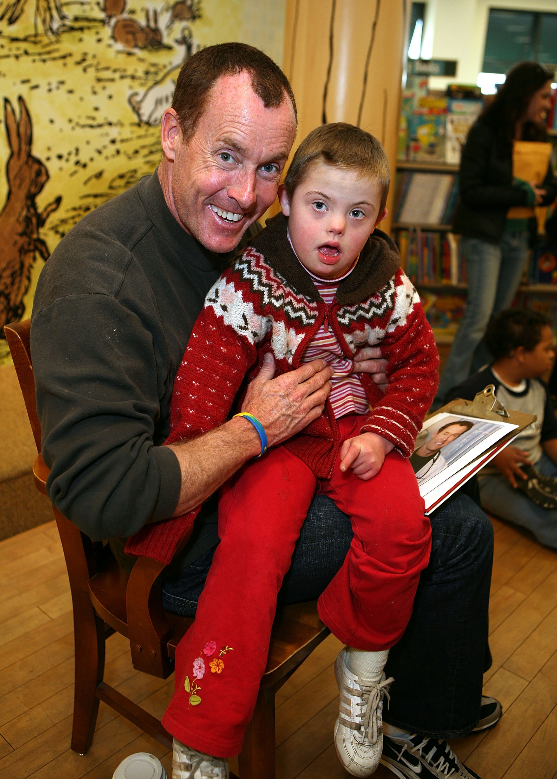 John C. McGinley prend des photos après une lecture pour les enfants atteints du syndrome de Down à Barnes &amp; Noble en Californie en 2007 | Source : Getty images
