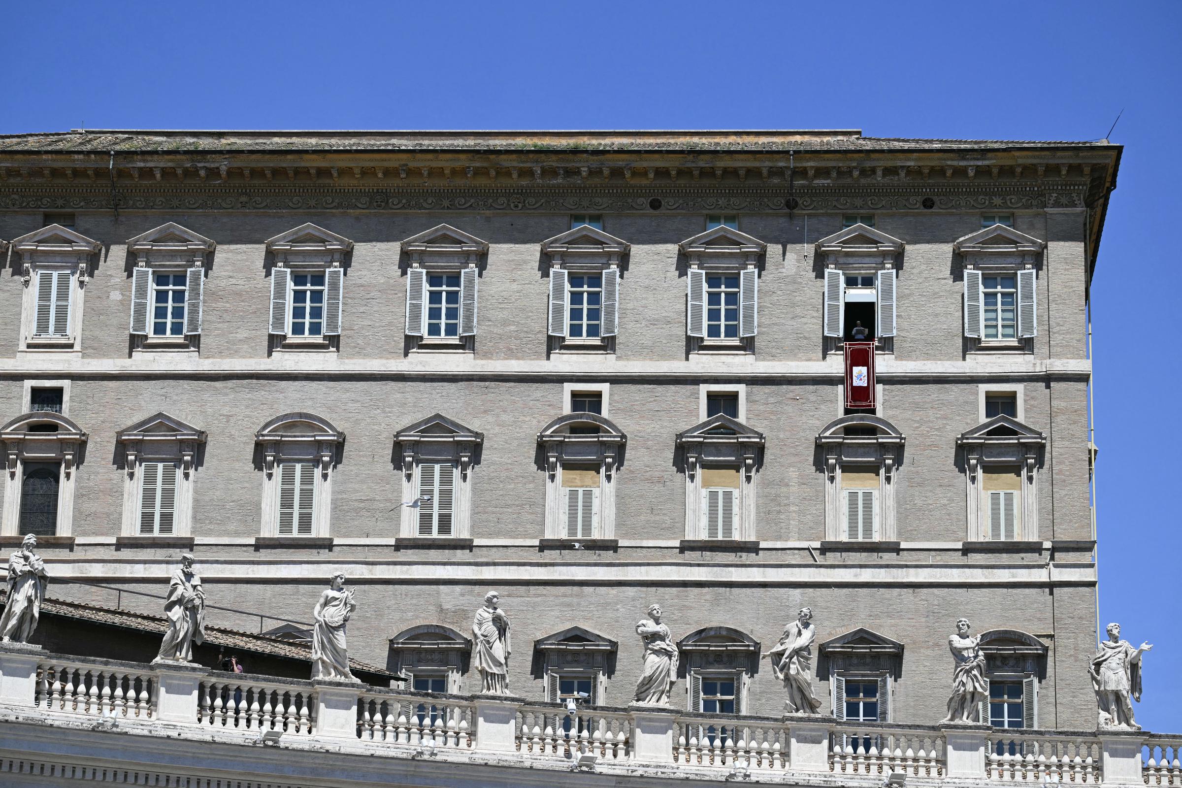 Le pape Léon XIV s'adressant à la foule depuis la fenêtre du palais apostolique donnant sur la place Saint-Pierre lors de la prière du Regina Caeli au Vatican, le 25 mai 2025. | Source : Getty Images