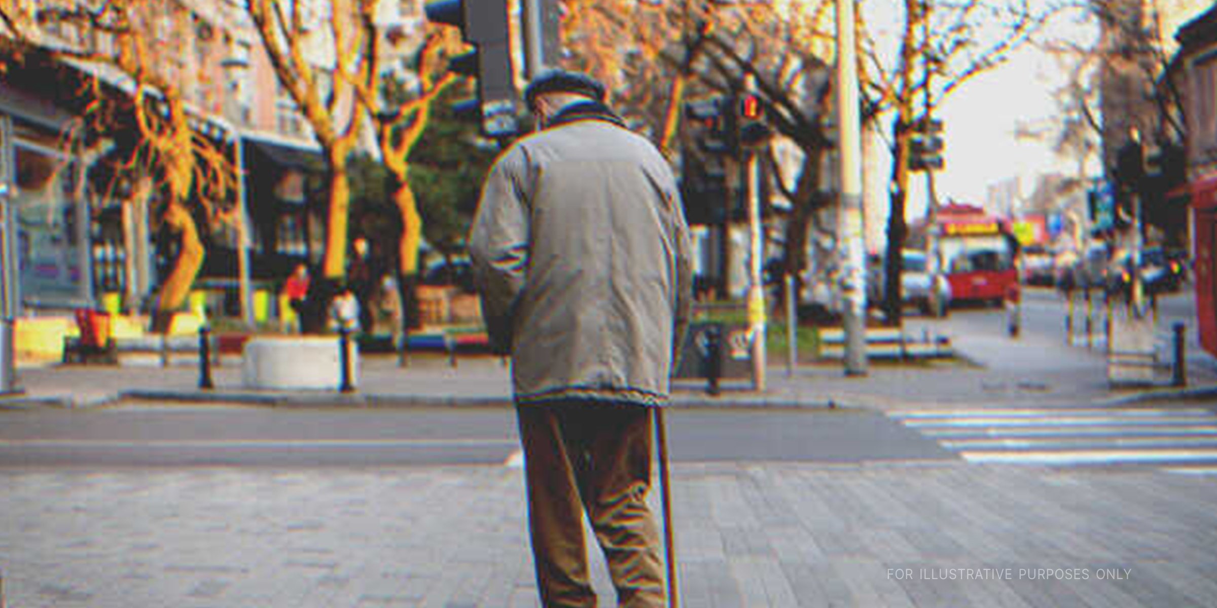 Vieil homme avec une canne marchant dans la rue. | Shutterstock