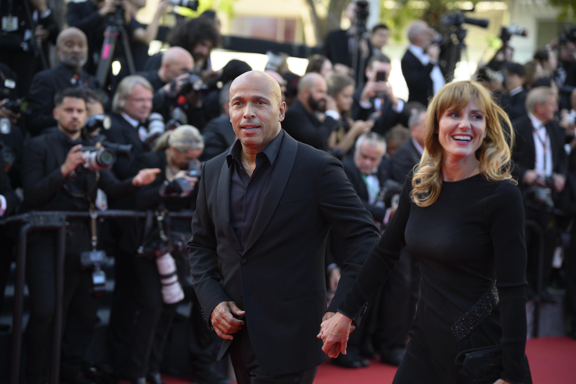 Éric Judor et une invitée assistent à la cérémonie de remise des prix du film "Mission Impossible - The Final Reckoning" lors du 78e Festival de Cannes au Palais des Festivals, le 14 mai 2025 à Cannes, en France I Source : Getty Images