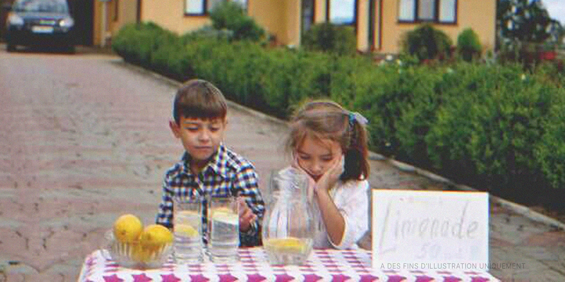 Deux enfants buvant de la limonade | Photo : Shutterstock