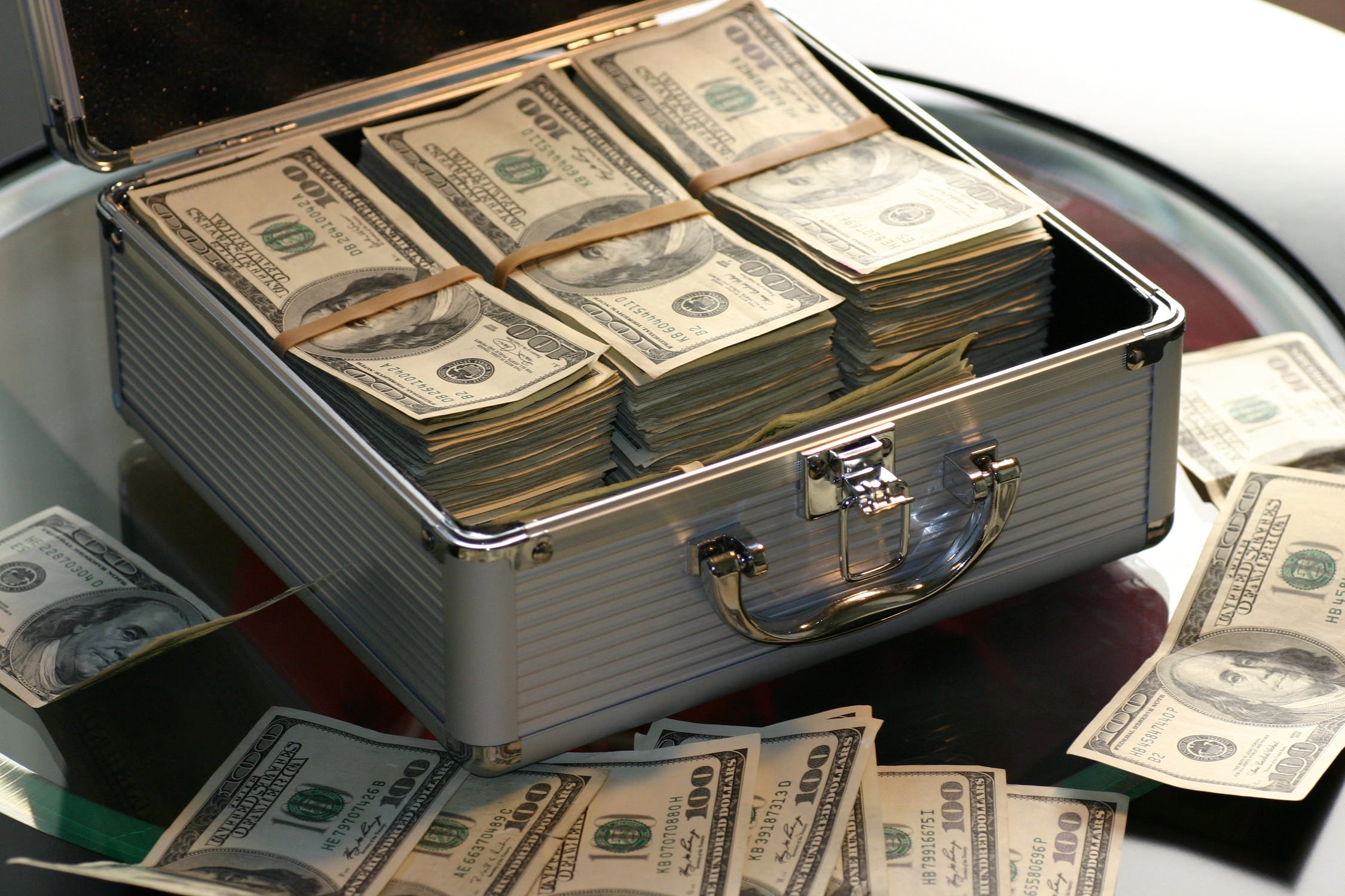 Dans le coffre, Gina a trouvé de l'argent et les actes de propriété de la maison | Source : Unsplash
