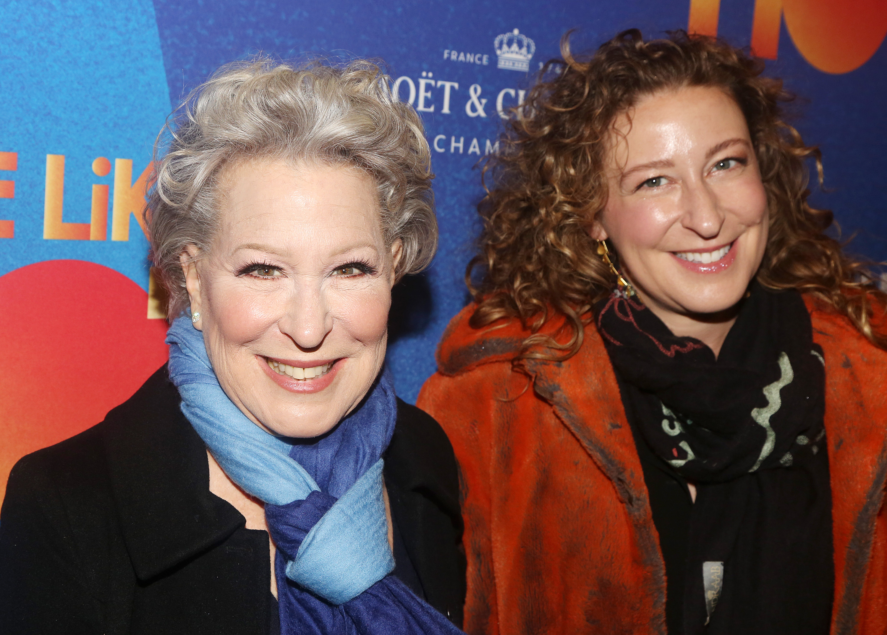 Bette Midler et Sophie von Haselberg posent lors de la soirée d'ouverture de la nouvelle comédie musicale "Some Like It Hot !" à Broadway au Shubert Theatre le 11 décembre 2022 à New York. | Source : Getty Images