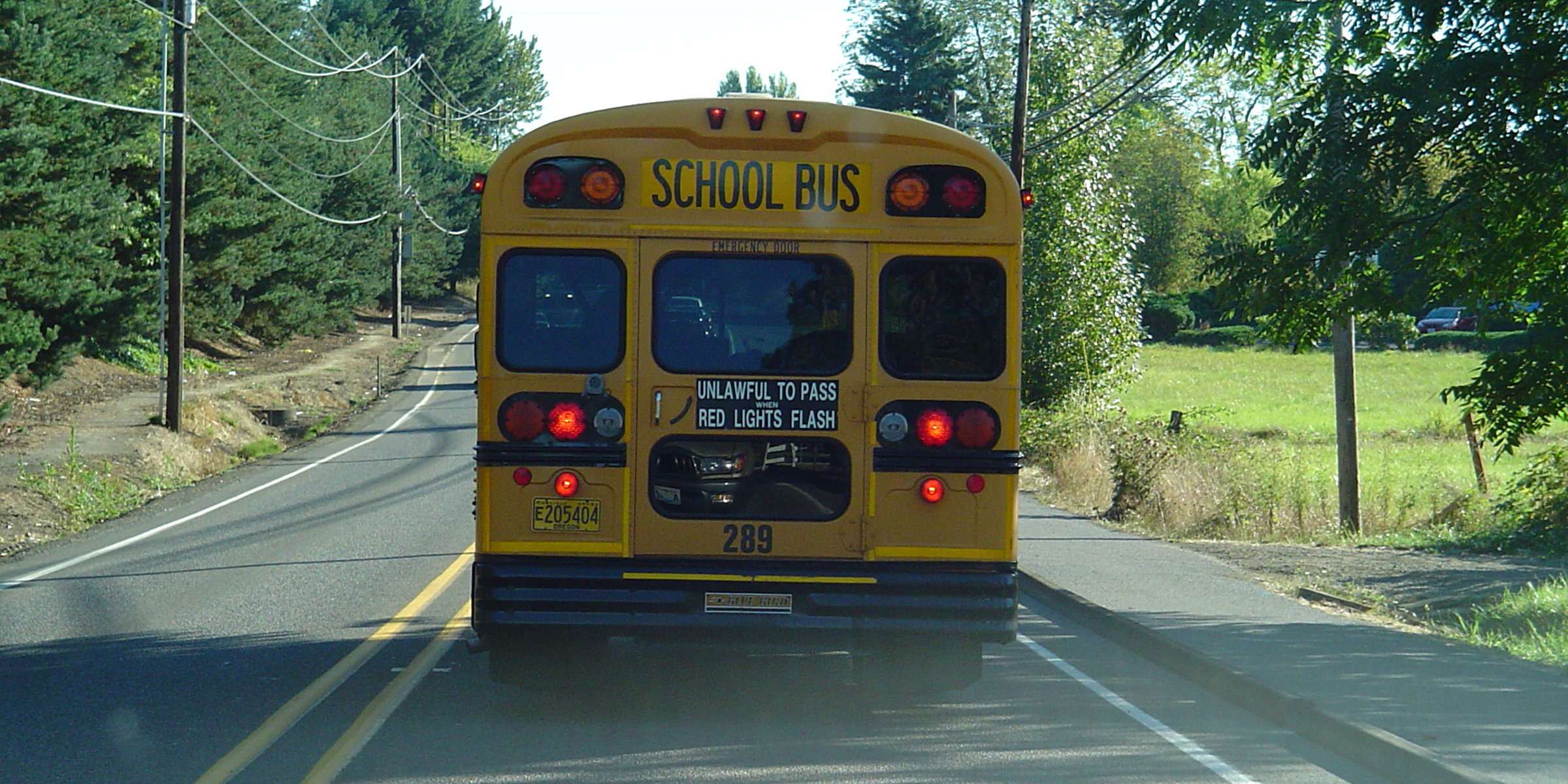 Un bus scolaire sur la route | Source : Flickr.com / Flickr.com/L'école a commencé, bus scolaire (CC BY 2.0) par born1945