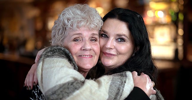  Une femme et sa mère biologique s'embrassent après des décennies de séparation | Photo : Twitter/MirrorTV