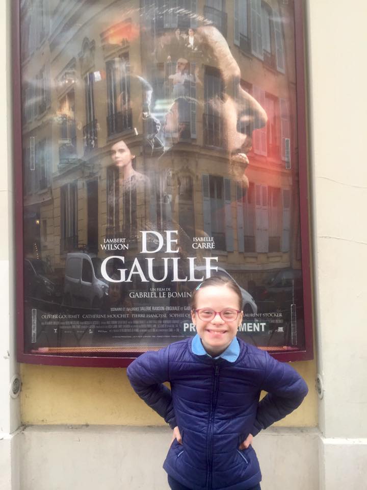 Clémence, qui a joué le rôle d’Anne, fille de Charles de Gaule dans le biopic "De Gaule" et atteinte de trisomie 21. | Photo : Clemence Facebook