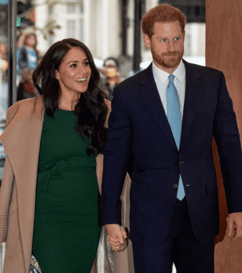 Prince Harry et Meghan Markle arrivent main dans la main lors des WellChild Awards, le 15 octobre 2019, à Londres, en Angleterre | Source: Mark Cuthbert / Presse britannique via Getty Images