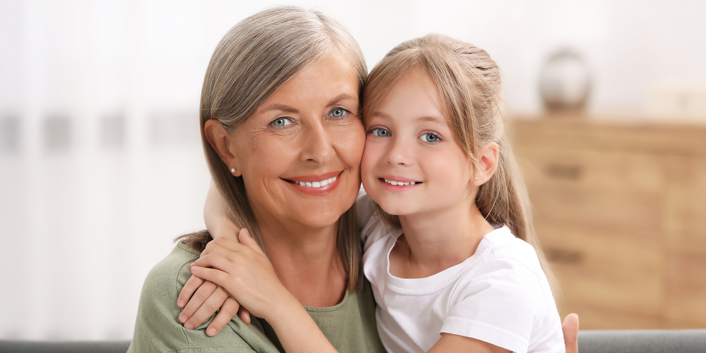 Une grand-mère et sa petite-fille | Source : Shutterstock