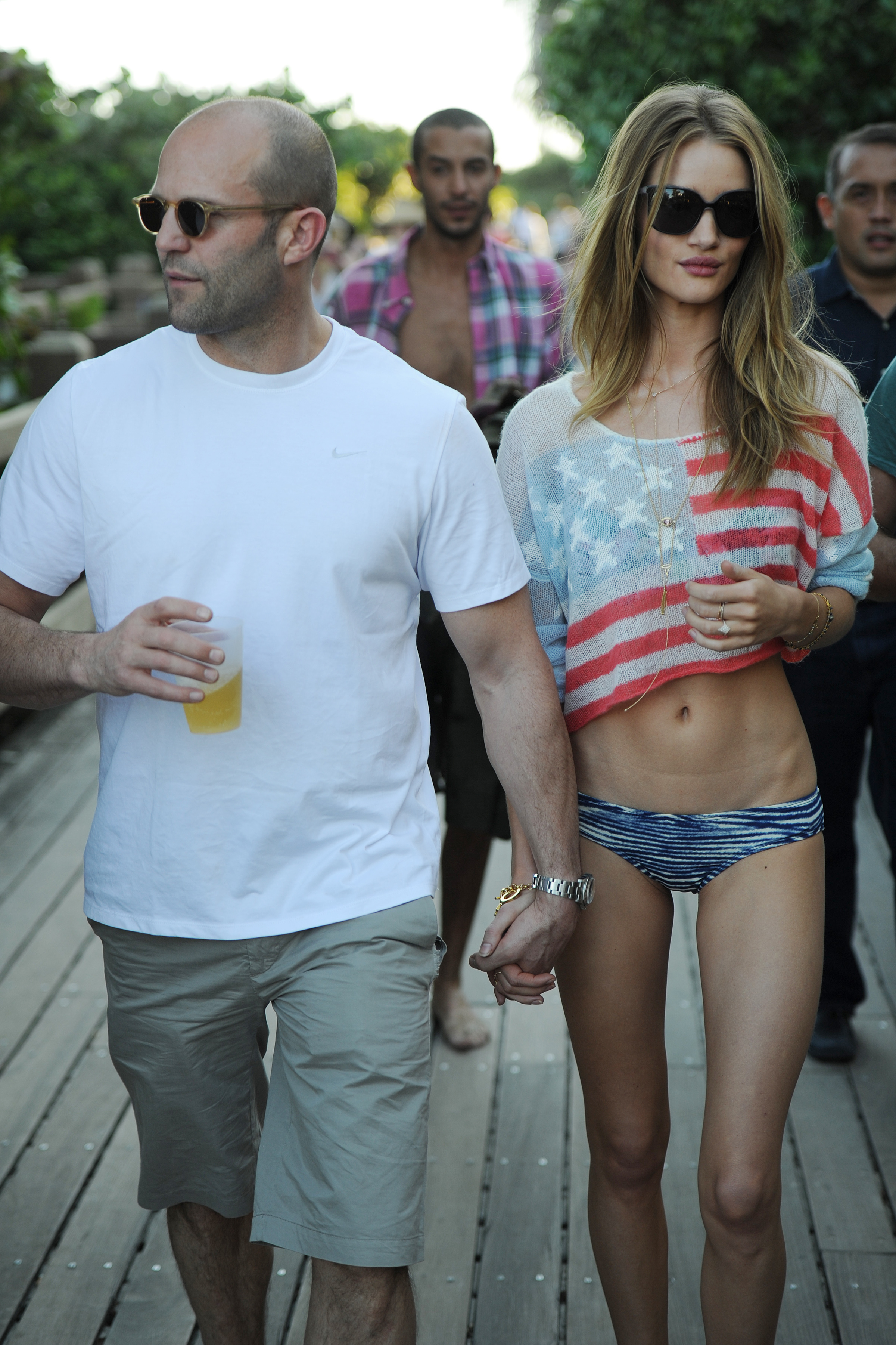 Jason Statham et Rosie Huntington-Whiteley aperçus le 30 décembre 2011 à Miami Beach, en Floride. | Source : Getty Images