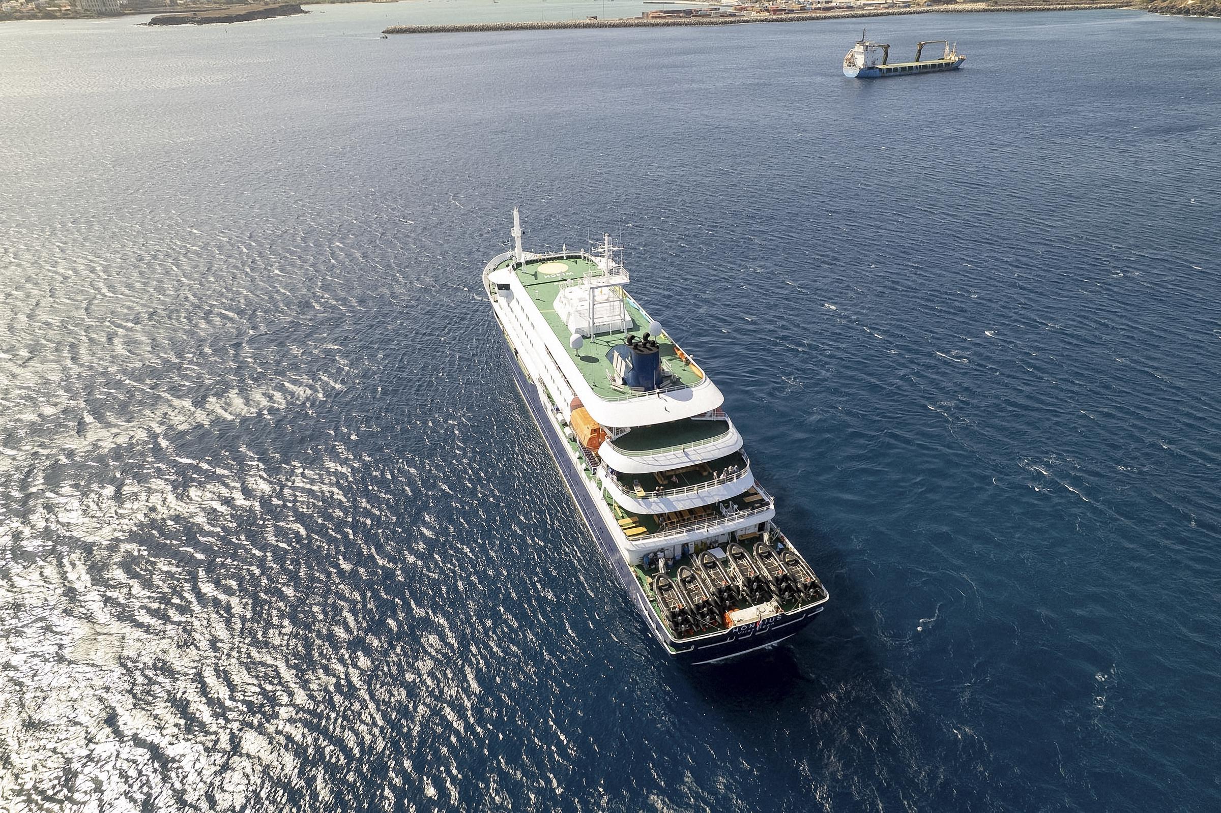Cette photo aérienne offre une vue d'ensemble du paquebot MV Hondius à son arrivée au port de Praia, la capitale du Cap-Vert, le 3 mai 2026. | Source : Getty Images