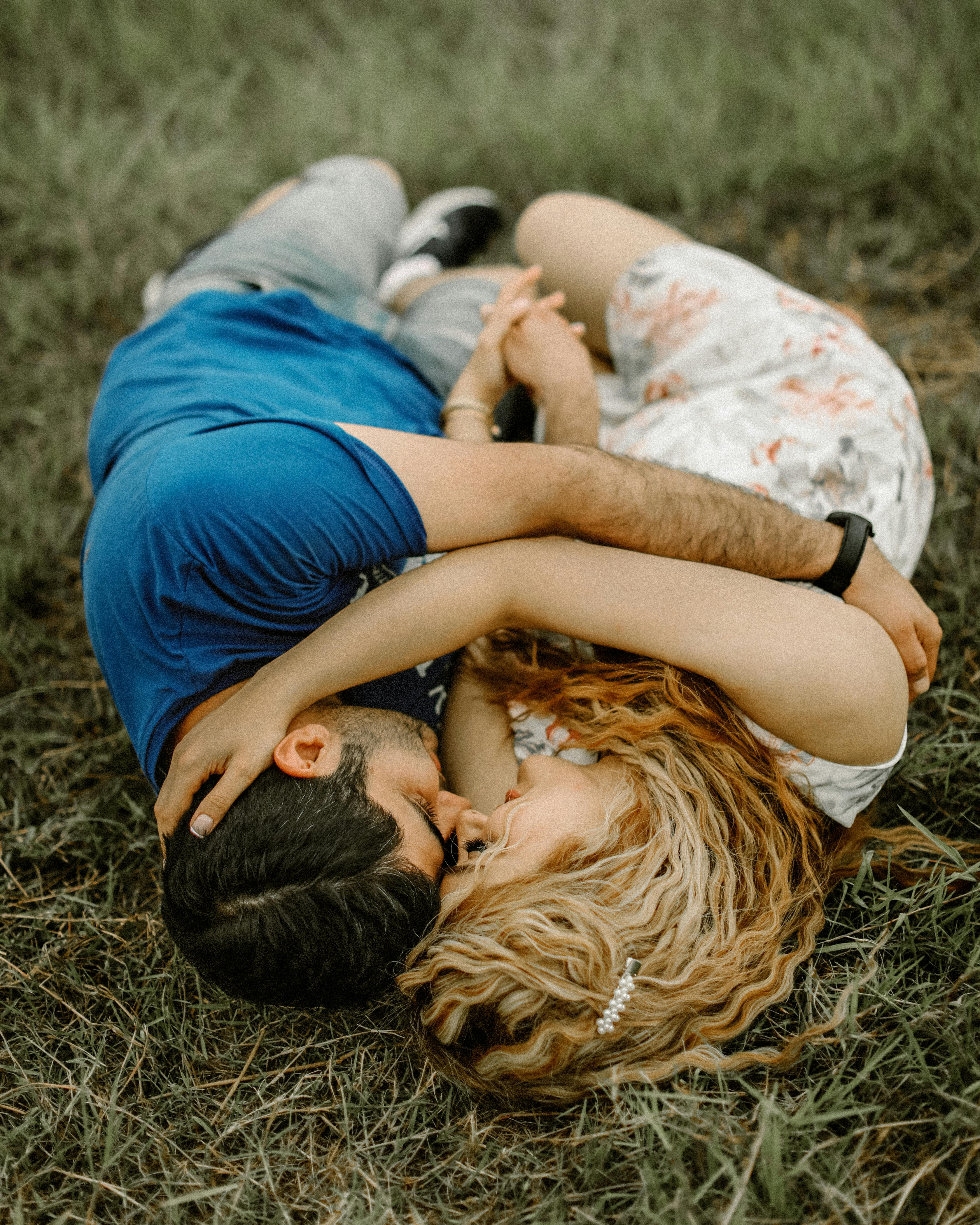 Un jeune couple qui s'embrasse | Source : Studio Negarin sur Pexels