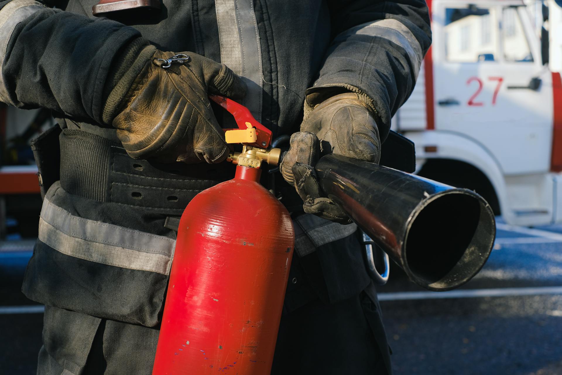 Un pompier tenant un extincteur | Source : Pexels