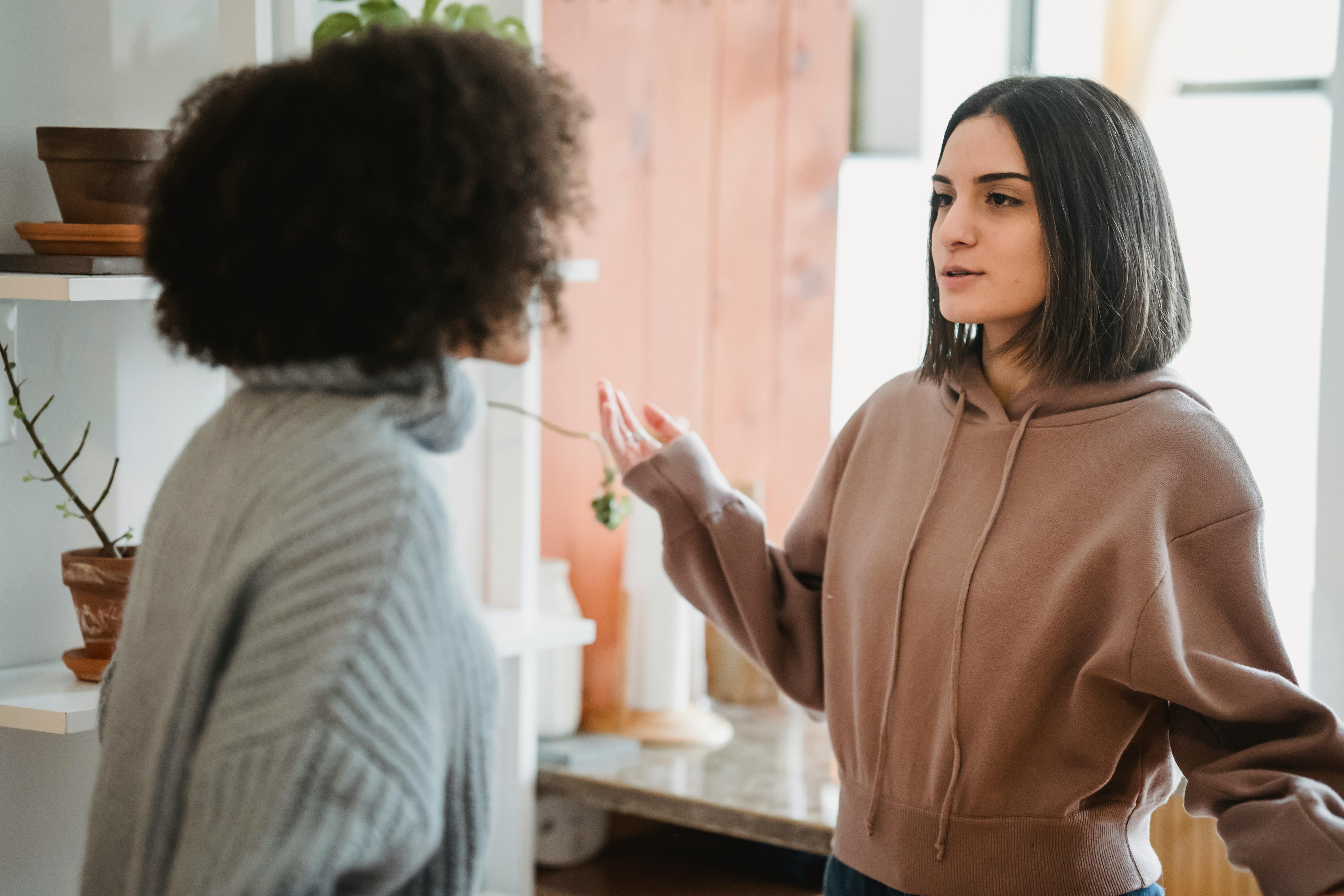 Deux femmes en train de se disputer | Source : Pexels