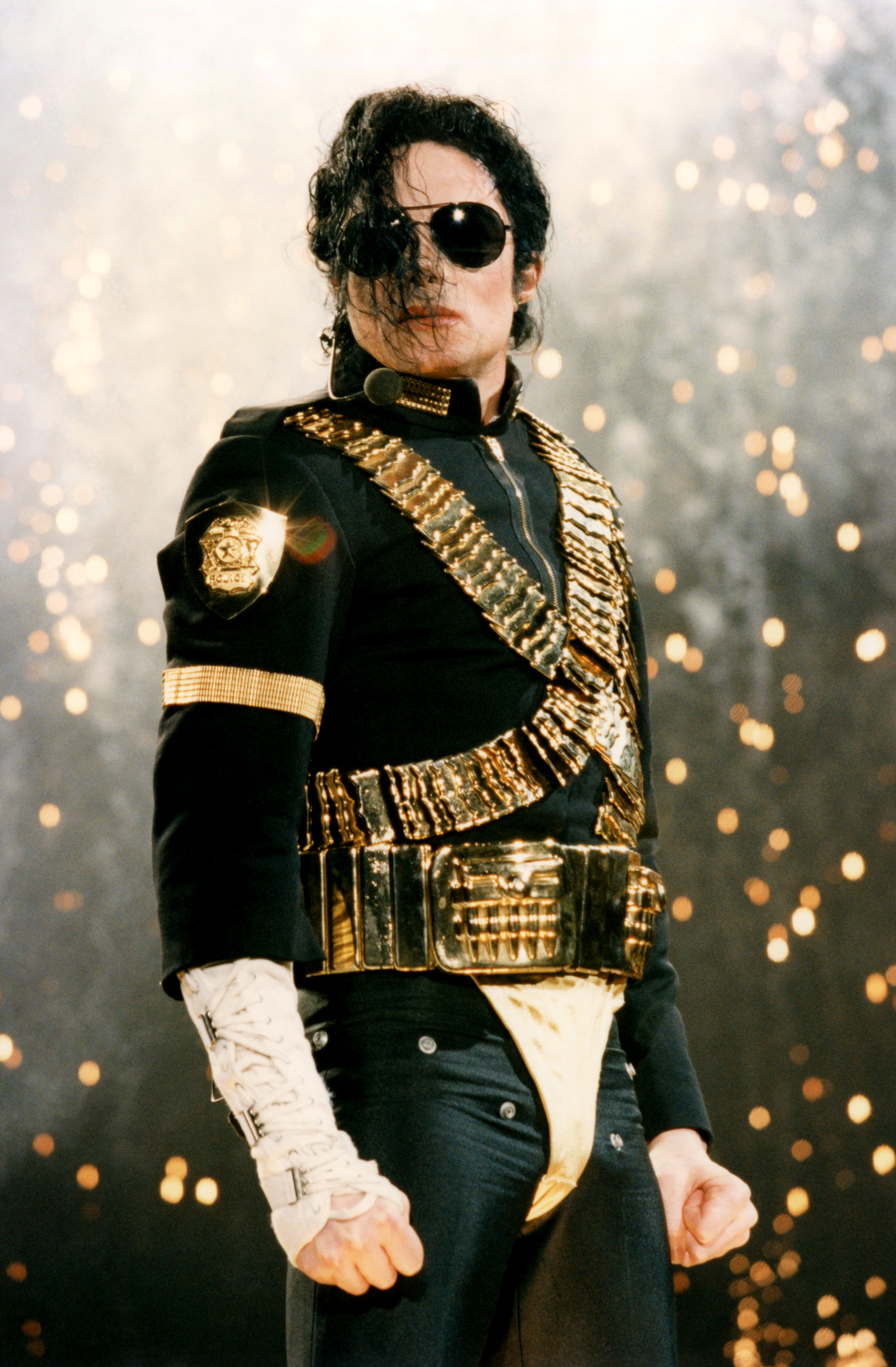 Michael Jackson se produit sur scène à l'amphithéâtre du parc Jerudong le 1er juillet 1996 à Bandar Seri Begawan, Brunei. | Source : Getty Images