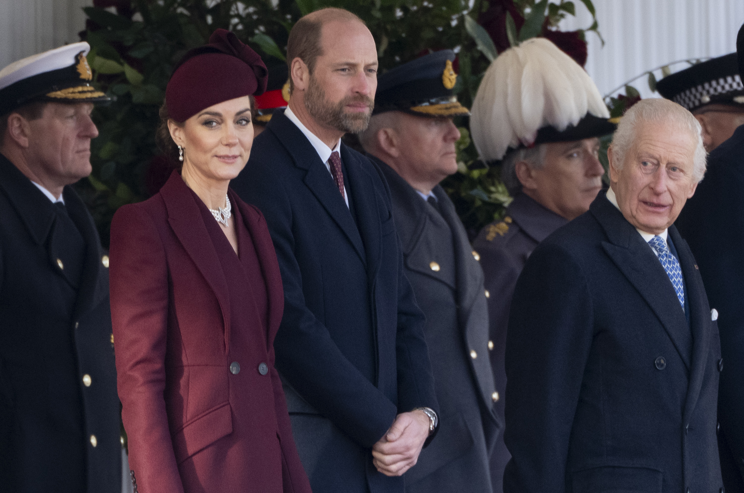 Le roi Charles III avec le prince William, et la princesse Catherine pendant la cérémonie de bienvenue sur Horseguards Parade lors du premier jour de la visite de l'émir de l'État du Qatar, le 3 décembre 2024 à Londres, en Angleterre. | Source : Getty Images