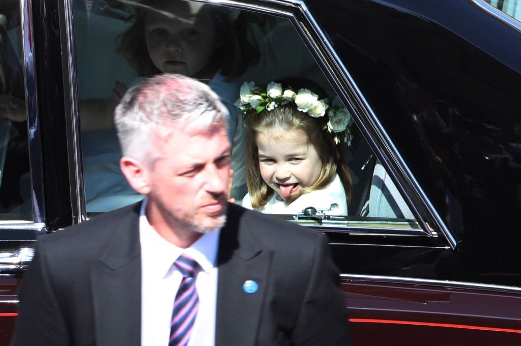 La princesse Charlotte se rend en voiture au mariage du prince Harry et de Meghan Markle le 19 mai 2018 à Windsor, en Angleterre. |Photo : Getty Images
