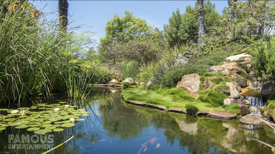 Photo : L'étang à poissons d'Oprah Winfrey dans sa propriété de Montecito, en Californie | Source : YouTube@FamousEntertainment