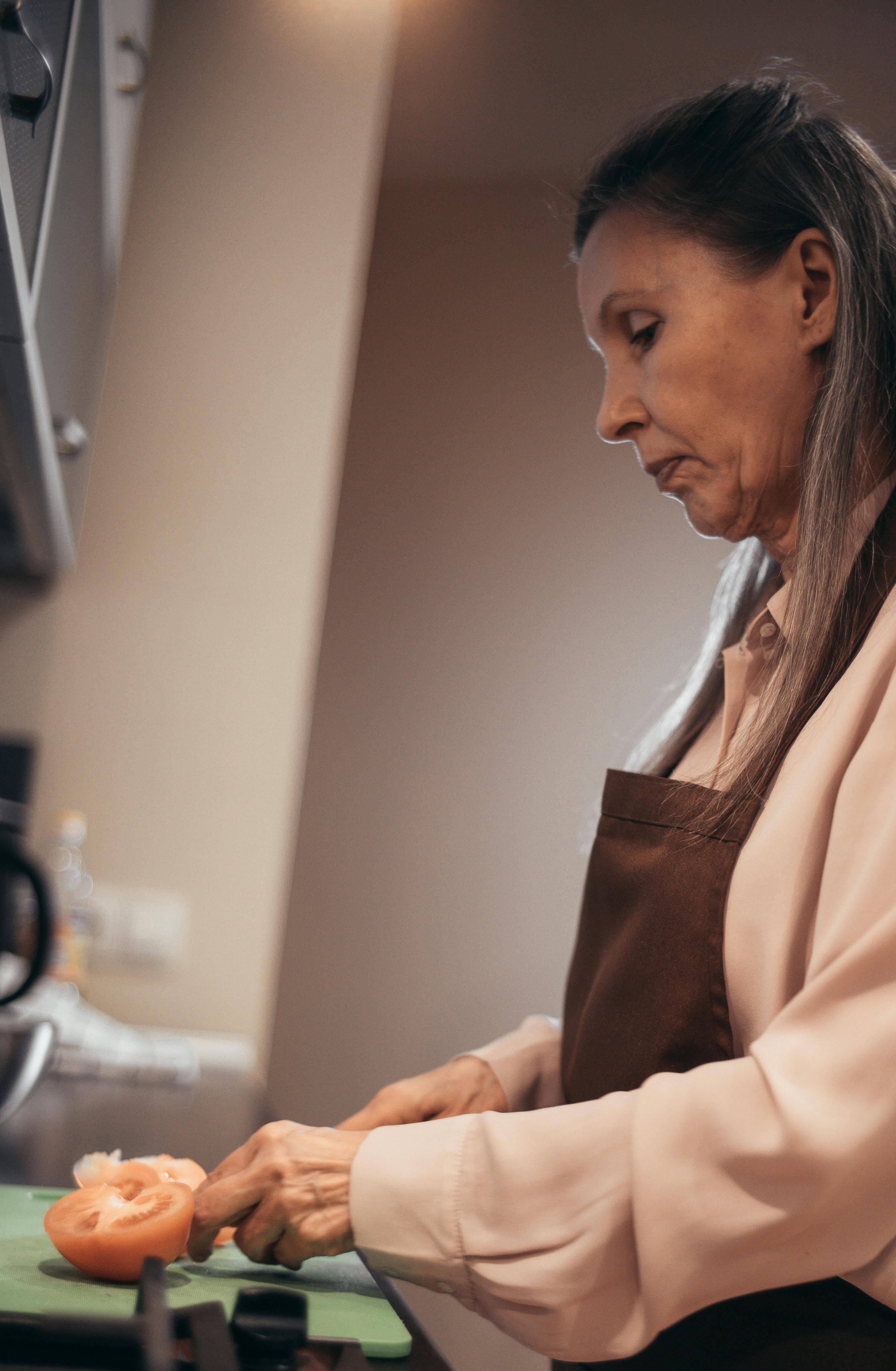 Une femme en train de cuisiner | Source : Pexels
