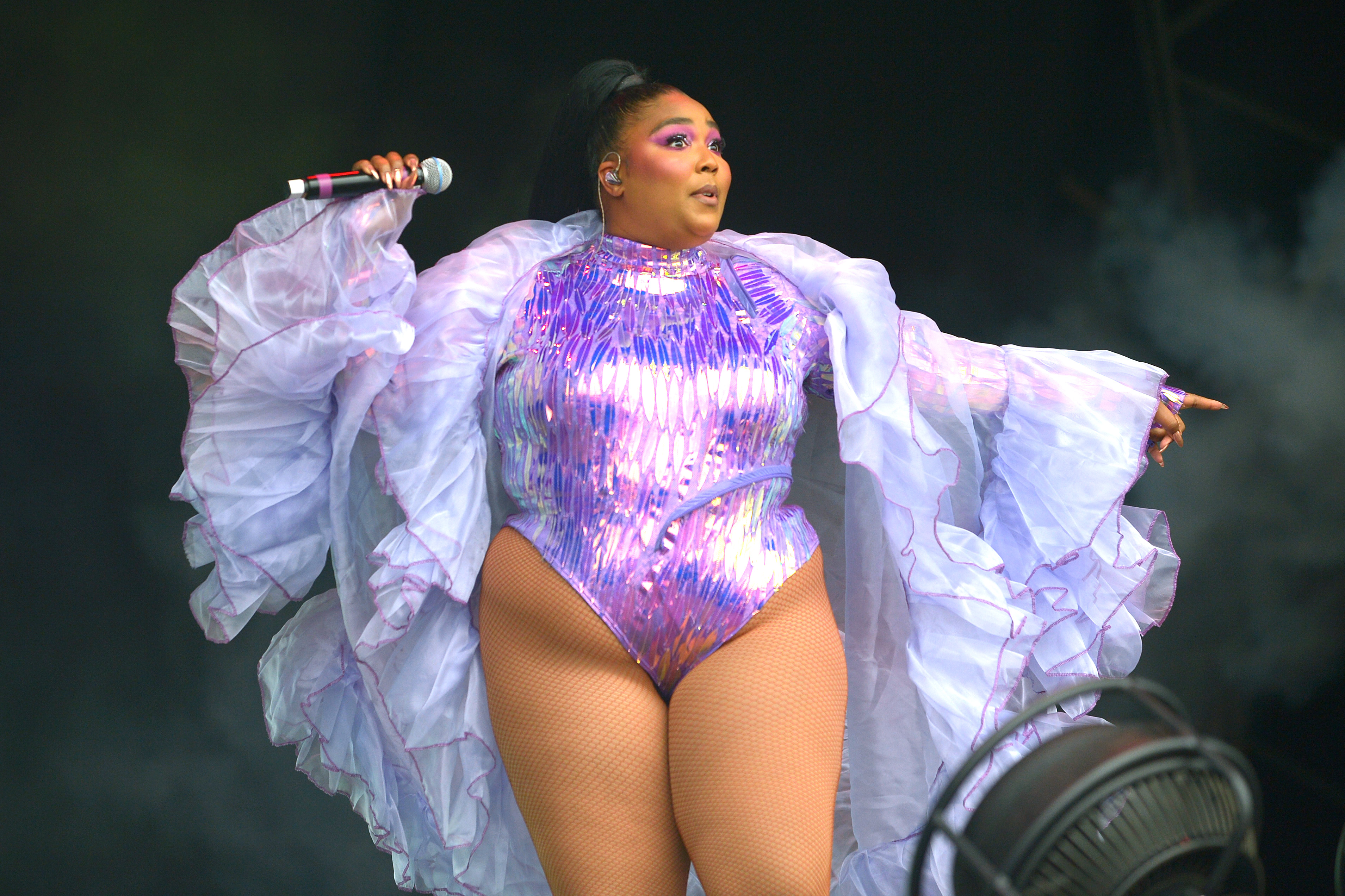 Lizzo se produit sur la scène West Holts lors du festival de Glastonbury, le 29 juin 2019, à Glastonbury, en Angleterre. | Source : Getty Images