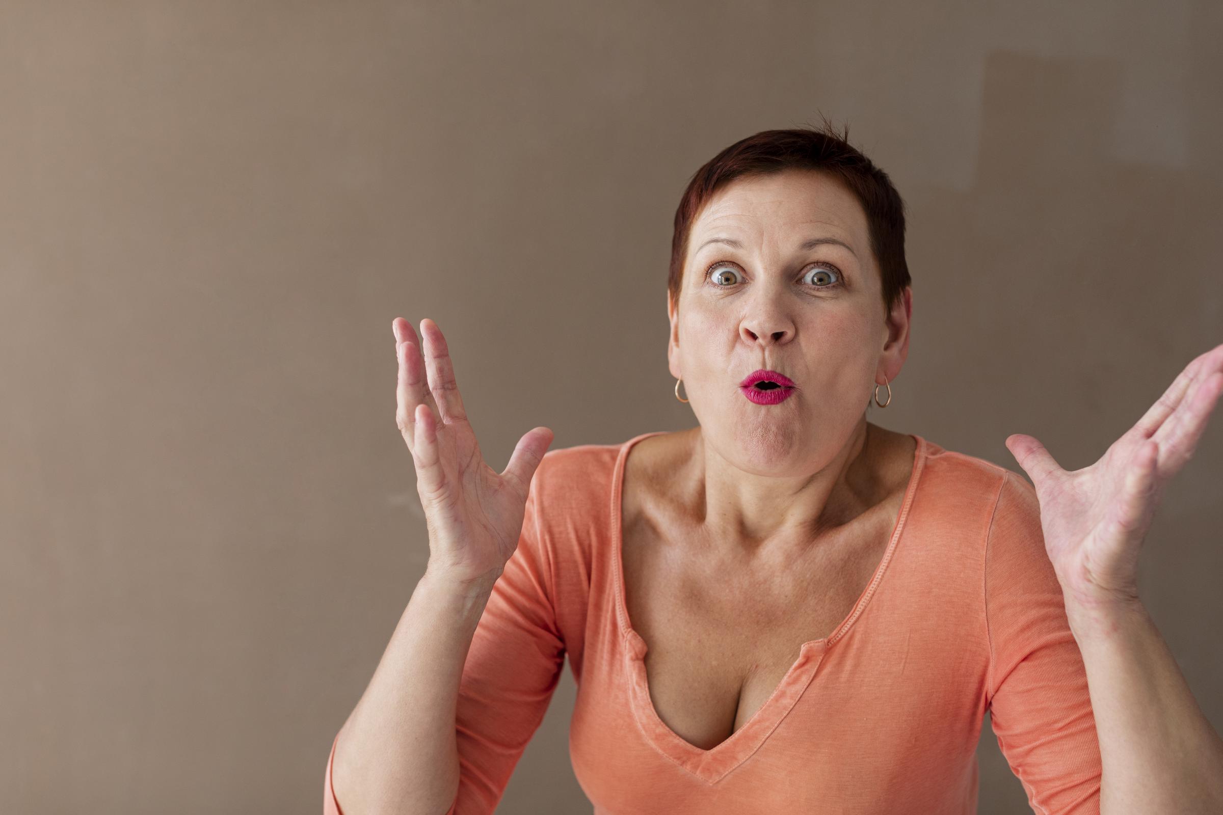 Une femme d'âge moyen en colère | Source : Freepik