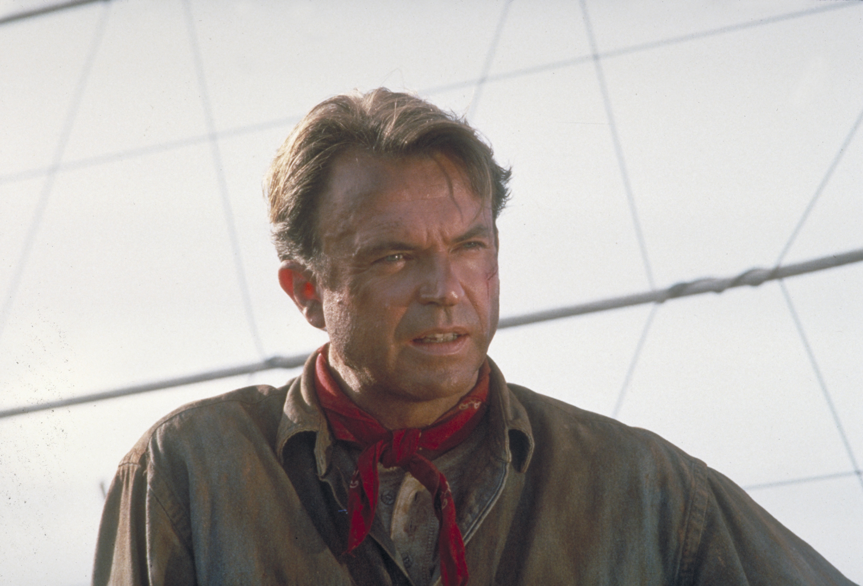 Sam Neil sur le plateau de tournage de "Jurassic Park", en 1993. | Source : Getty Images