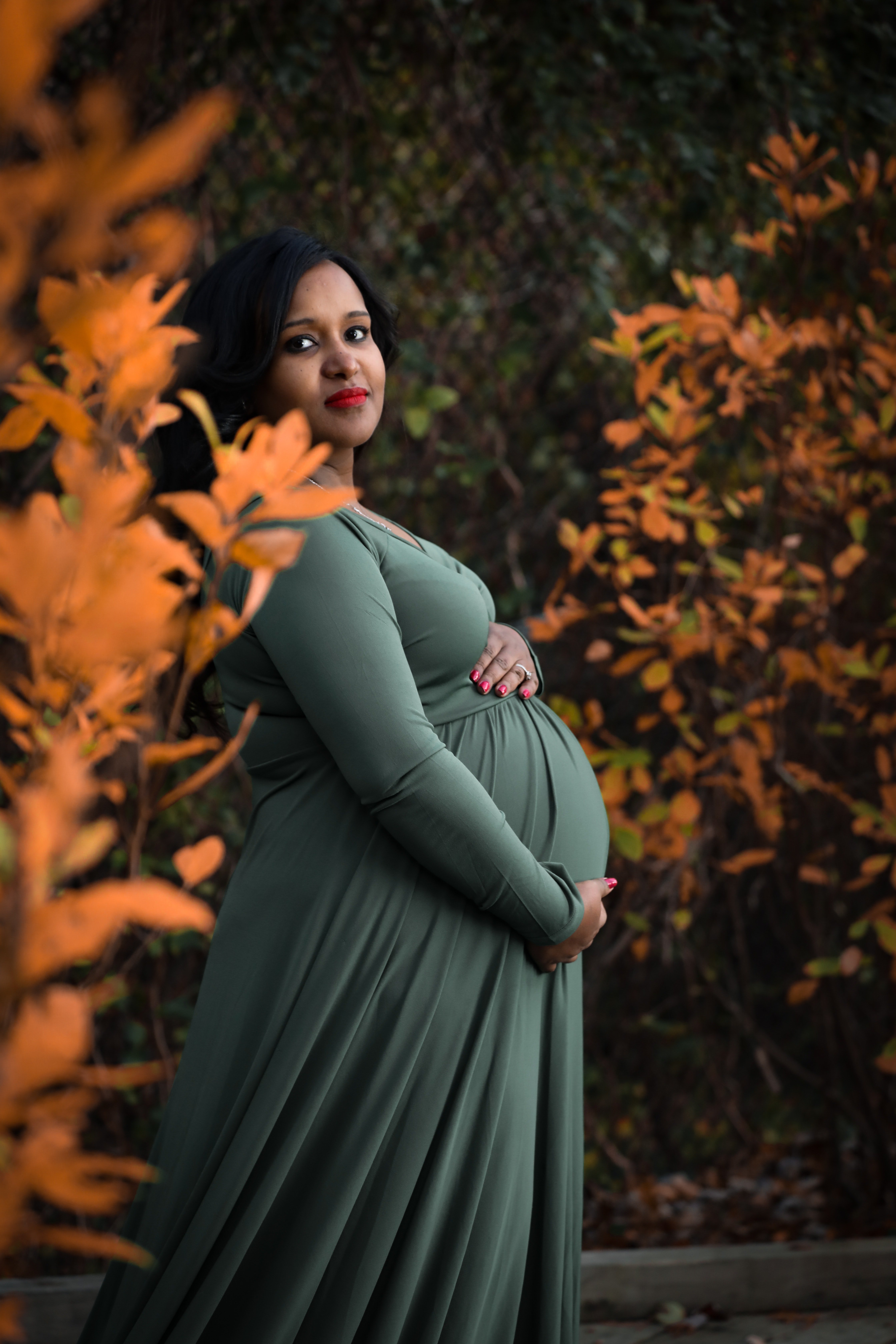 Une photo d'une femme enceinte qui berce son ventre en pleine croissance. | Source : Pexels