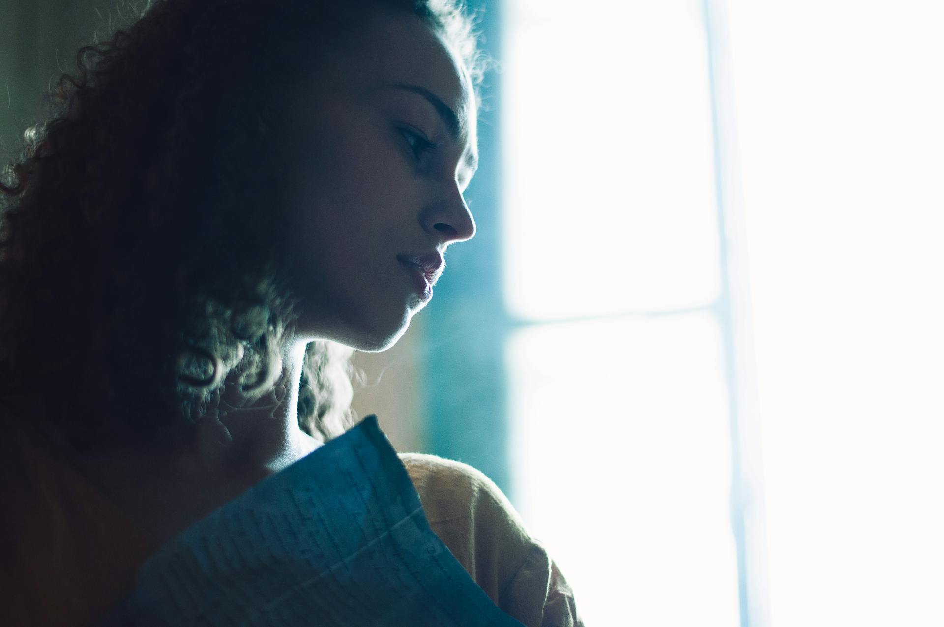 Une femme qui regarde vers le bas | Source : Pexels