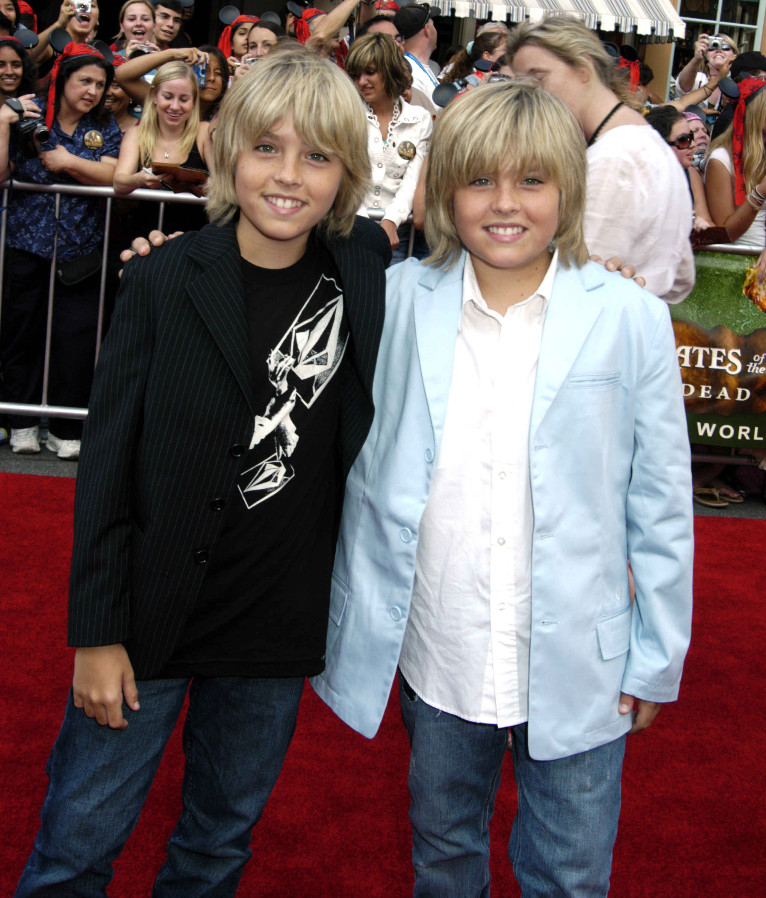 Cole et Dylan Sprouse à la première mondiale de "Pirates des Caraïbes" le 24 juin 2006. | Source : Getty Images