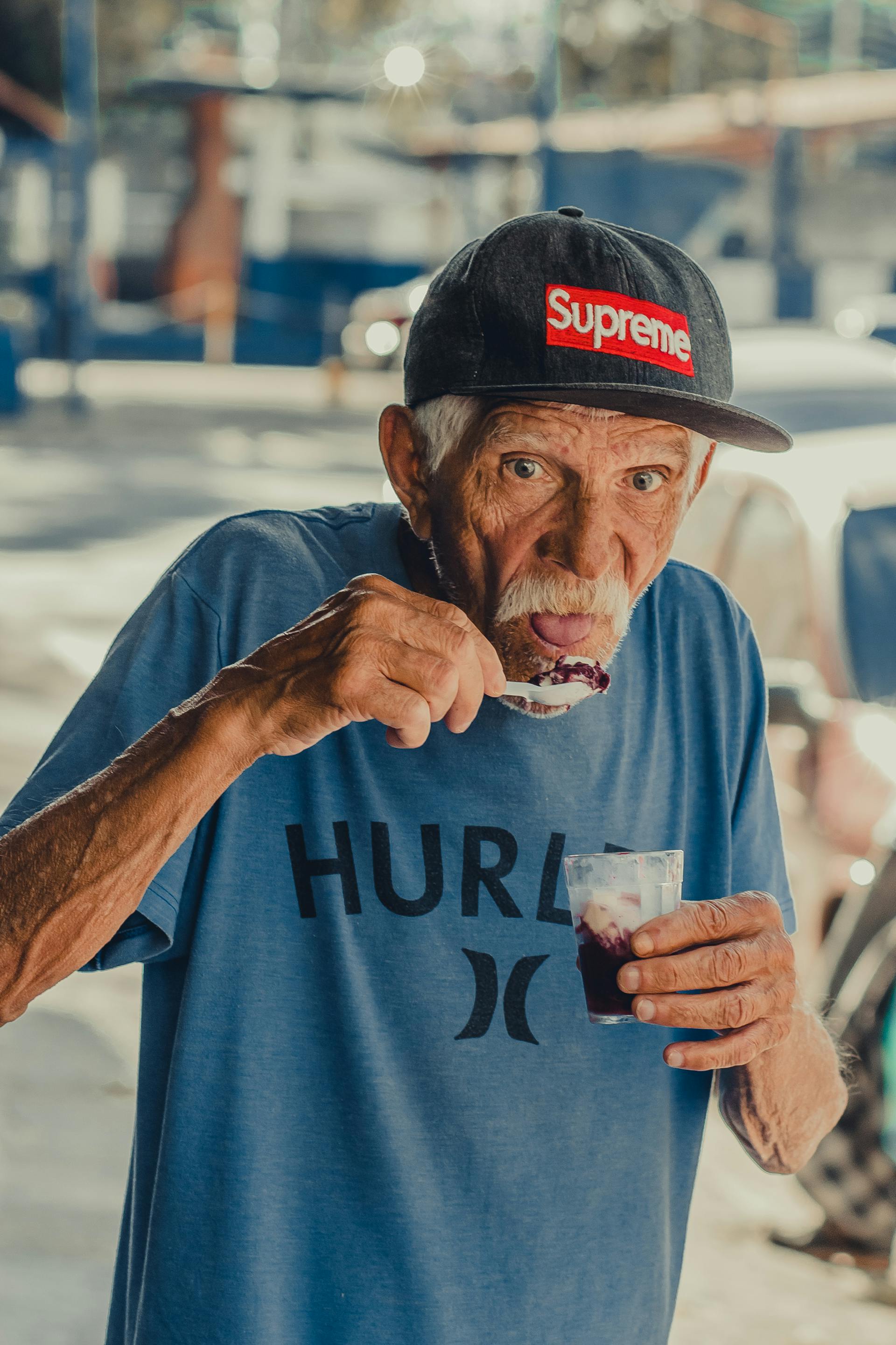 Un homme âgé mangeant une glace | Source : Pexels