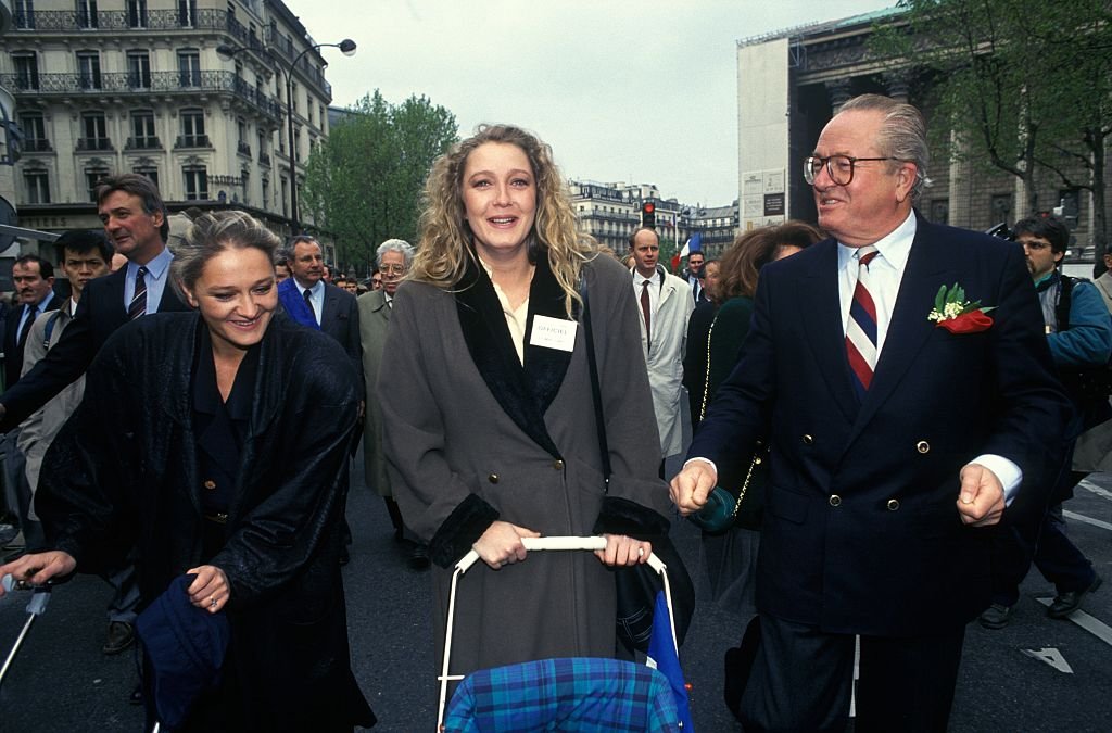 Jean-Marie Le Pen avec ses filles Marie-Caroline et Marine à la Journée Jeanne d'Arc à Paris, France, le 1er mai 1991. І Getty Images