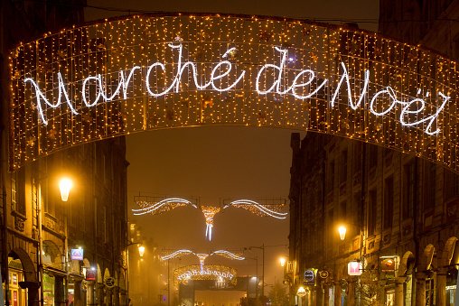Panneau lumineux annonçant un marché de Noël en plein air à Arras, France. | Photo : Getty Images