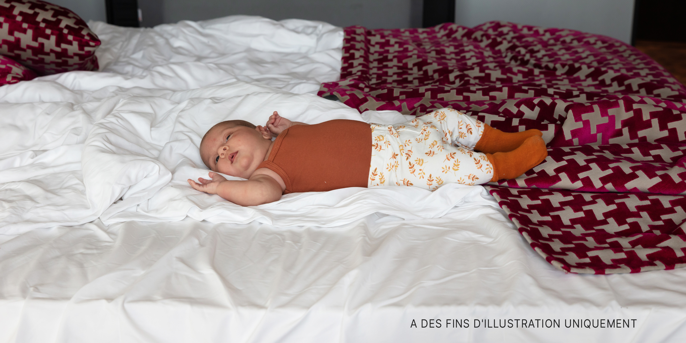 Un bébé couché sur un lit | Source : Shutterstock