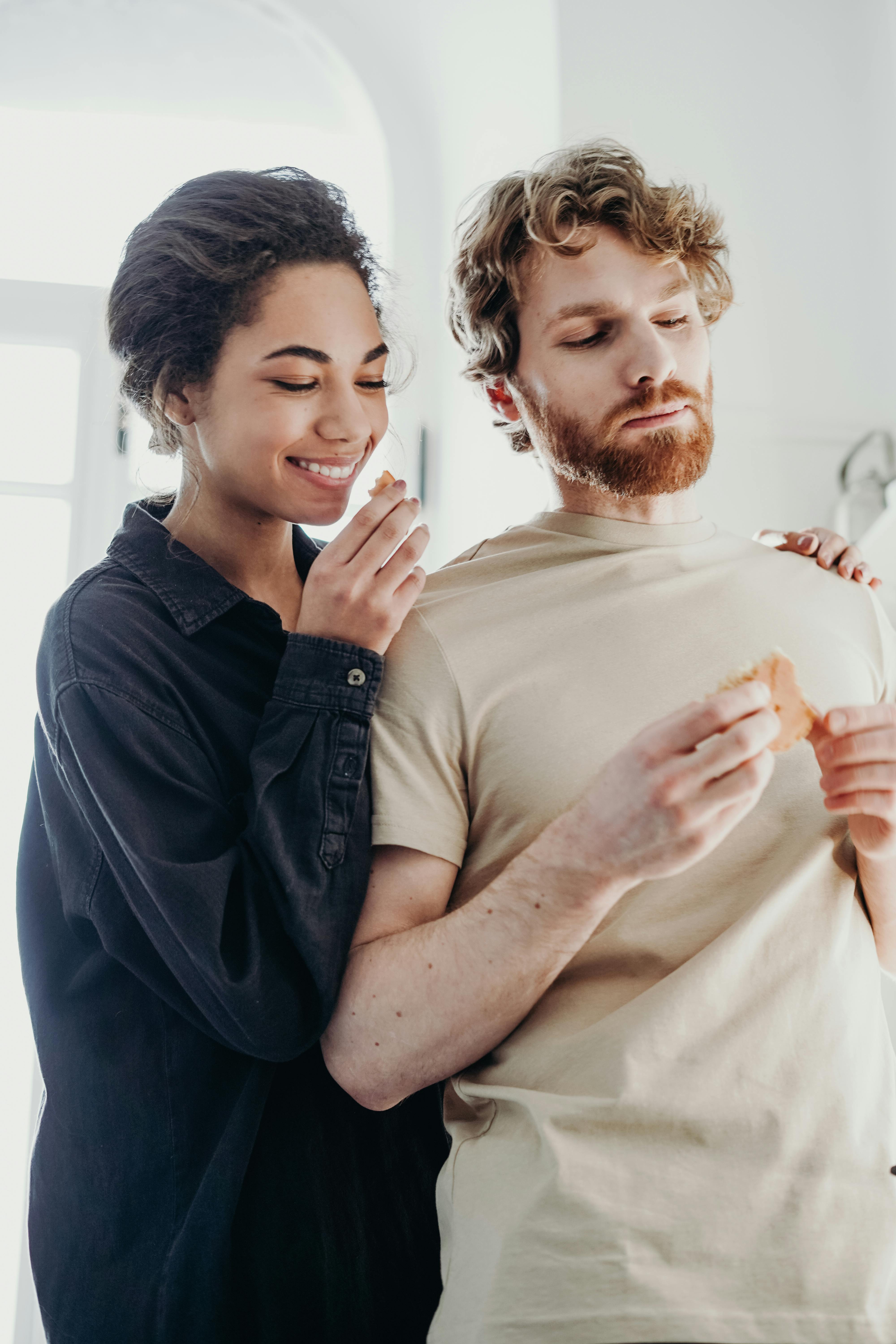 Un couple prenant son petit déjeuner | Source : Pexels