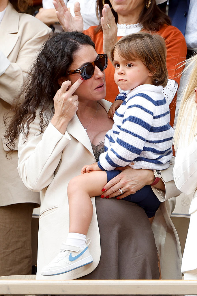 PARIS, FRANCE - 25 MAI : L'épouse Xisca Perello et le fils Rafael Junior lors de la cérémonie d'hommage à la carrière de Rafael Nadal et aux 14 titres remportés sur la terre battue parisienne le premier jour de Roland-Garros 2025, tournoi de tennis du Grand Chelem au stade Roland-Garros le 25 mai 2025 à Paris, France. (Photo par Jean Catuffe/Getty Images)
