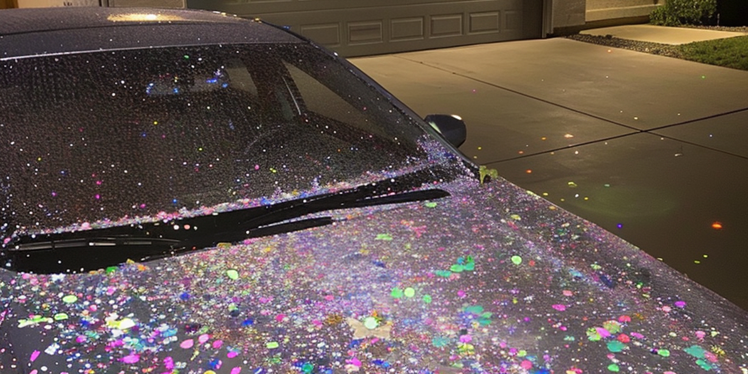 Une voiture couverte de paillettes | Source : AmoMama