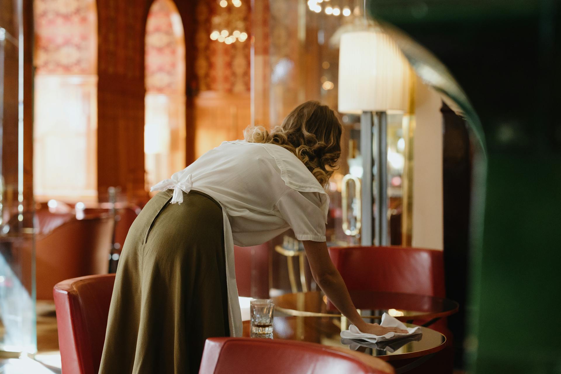 Une femme qui essuie une table | Source : Pexels