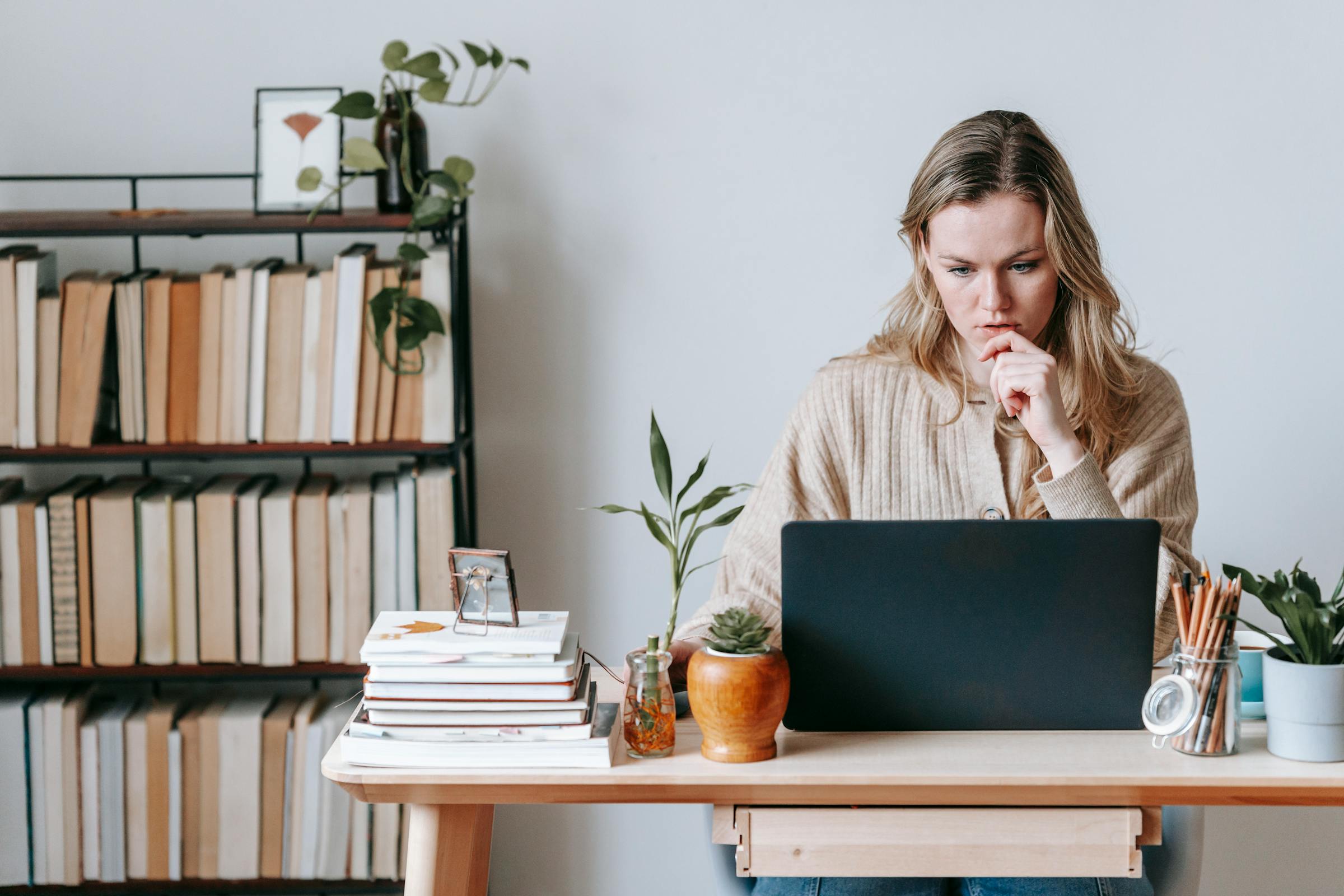 Une femme sérieuse qui regarde son ordinateur | Source : Pexels