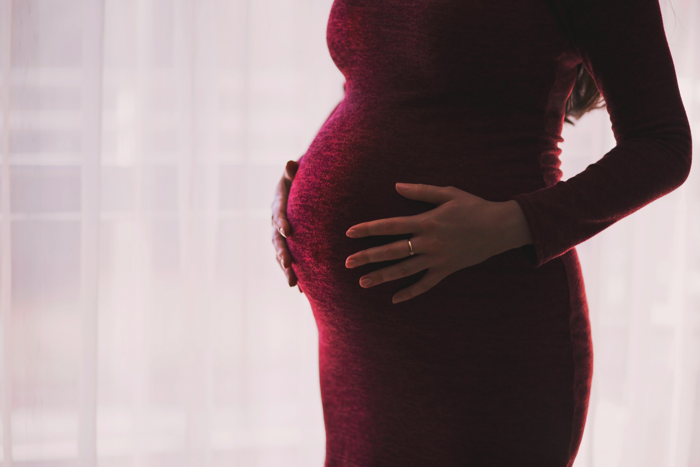 Une femme enceinte portant du rouge | Source : Unsplash
