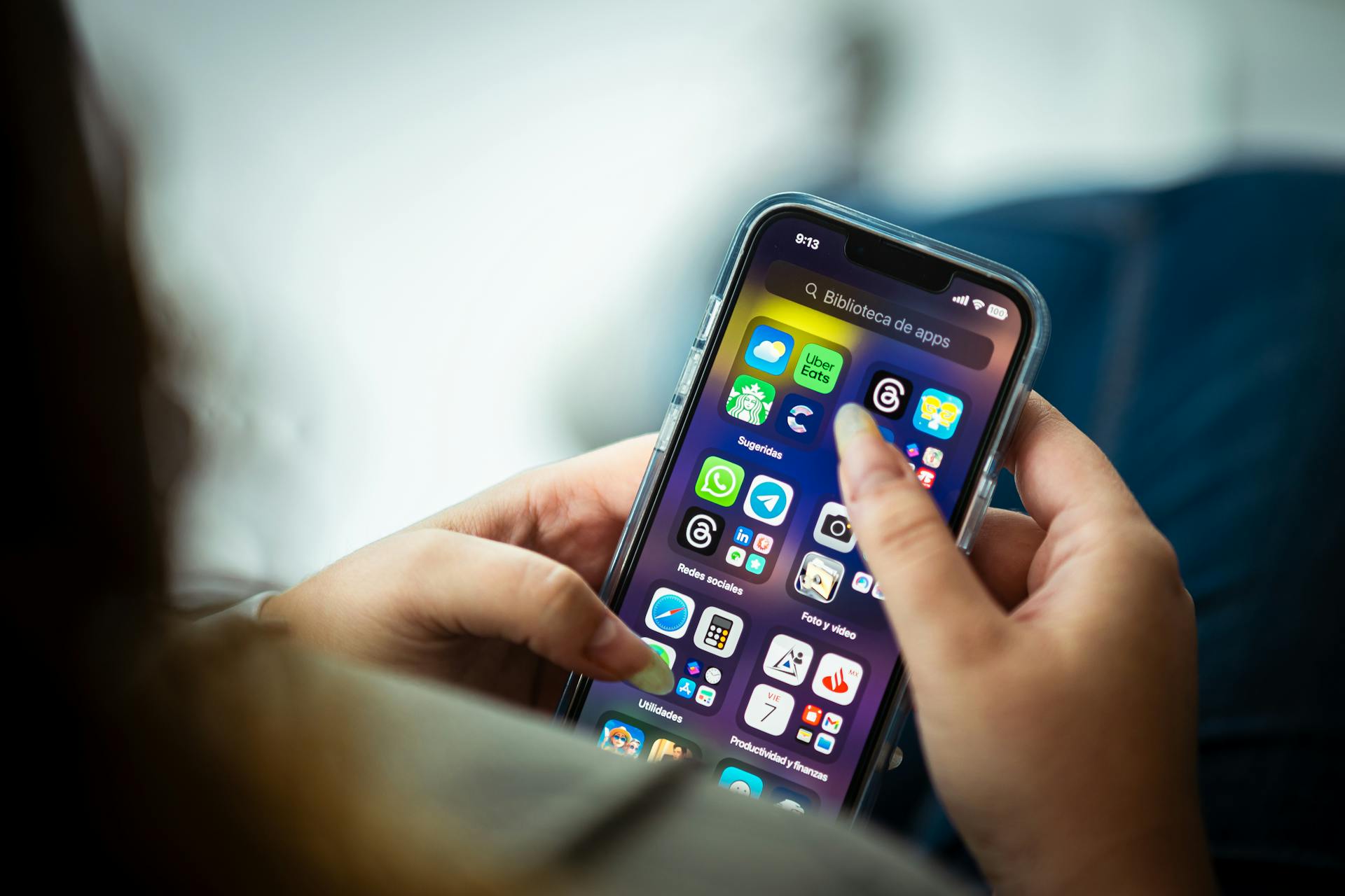 Une femme tenant son téléphone | Source : Pexels