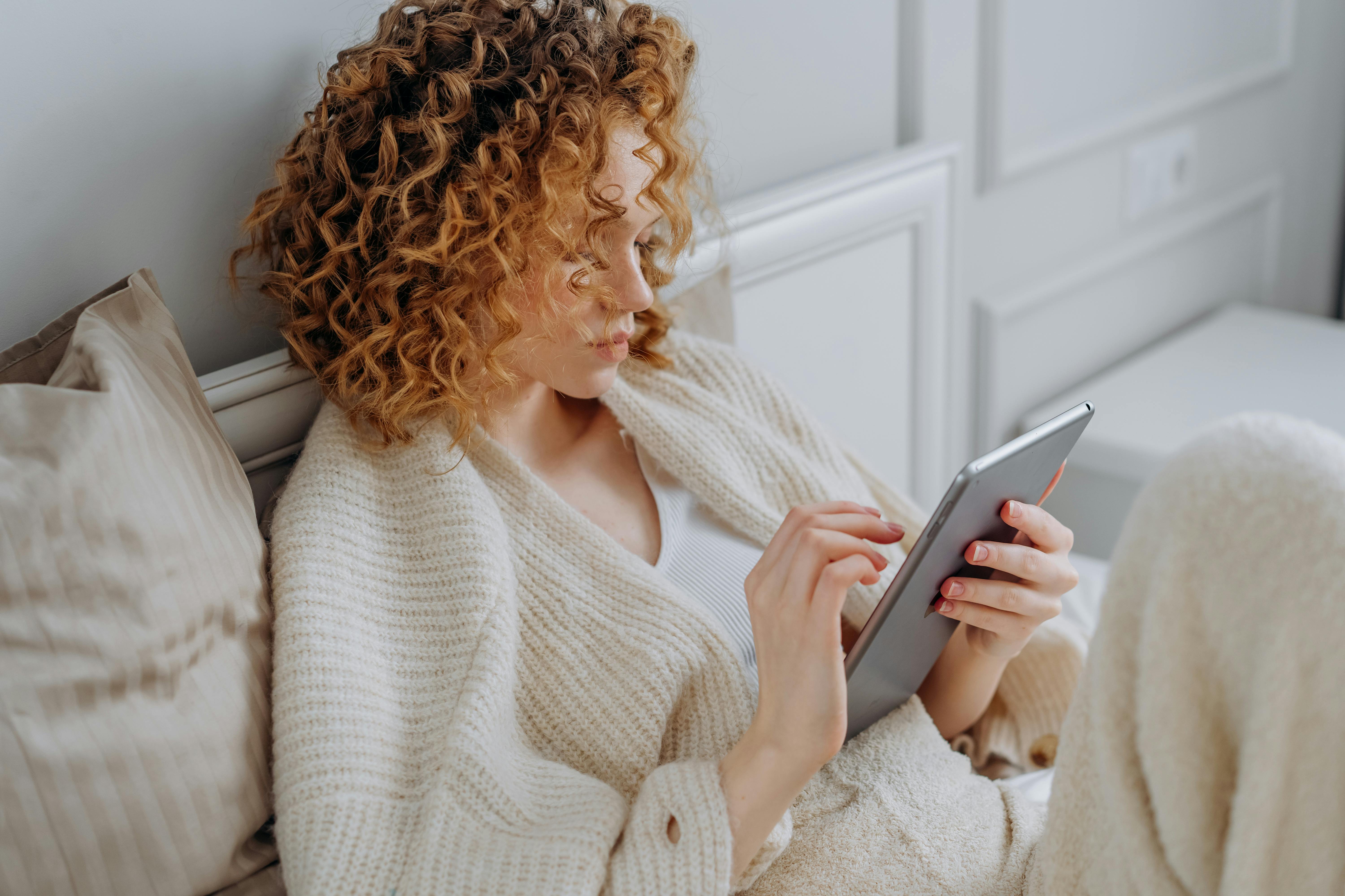 Une femme qui s'ennuie dans une tablette | Source : Pexels