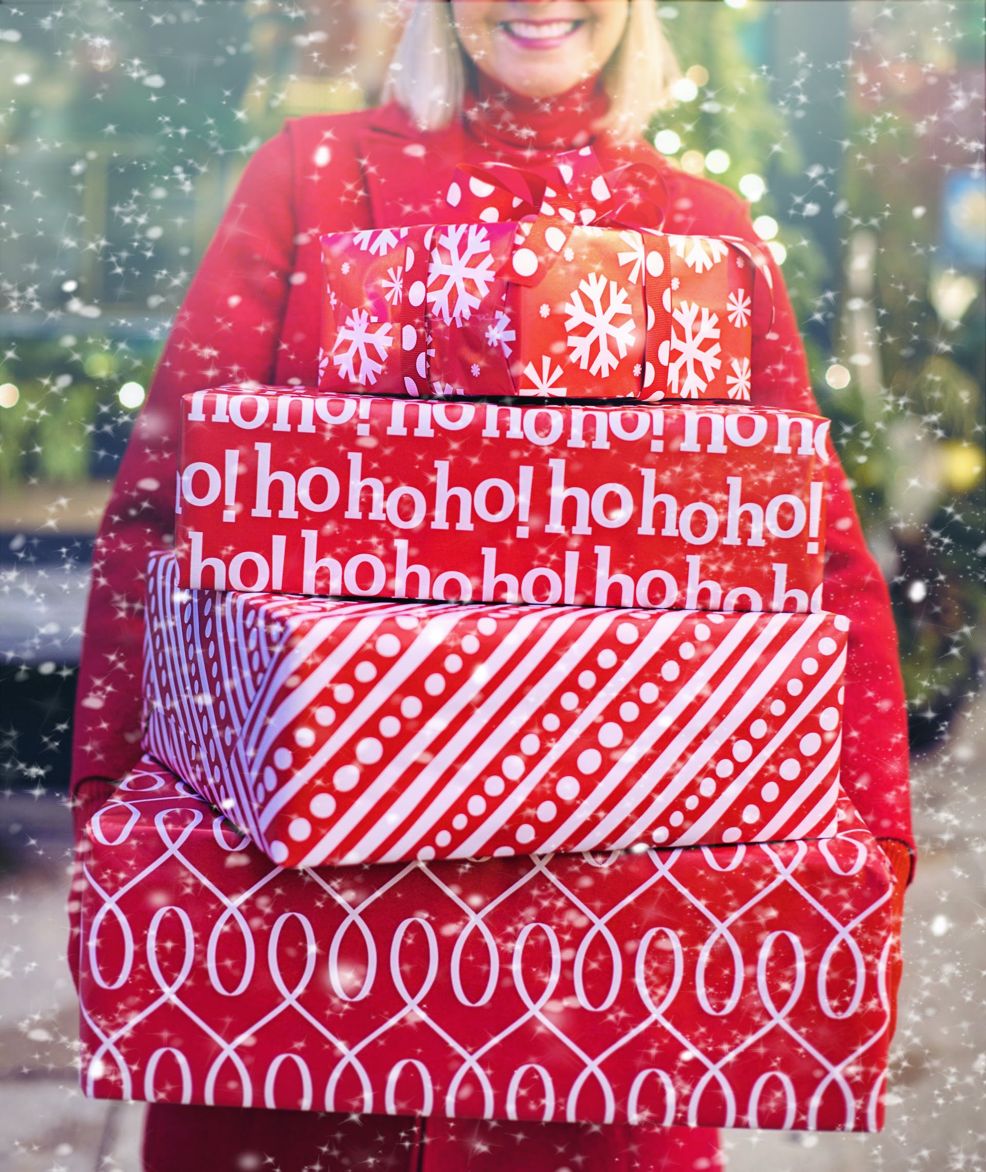 Une femme tenant de grands cartons de cadeaux de Noël | Source : Pexels