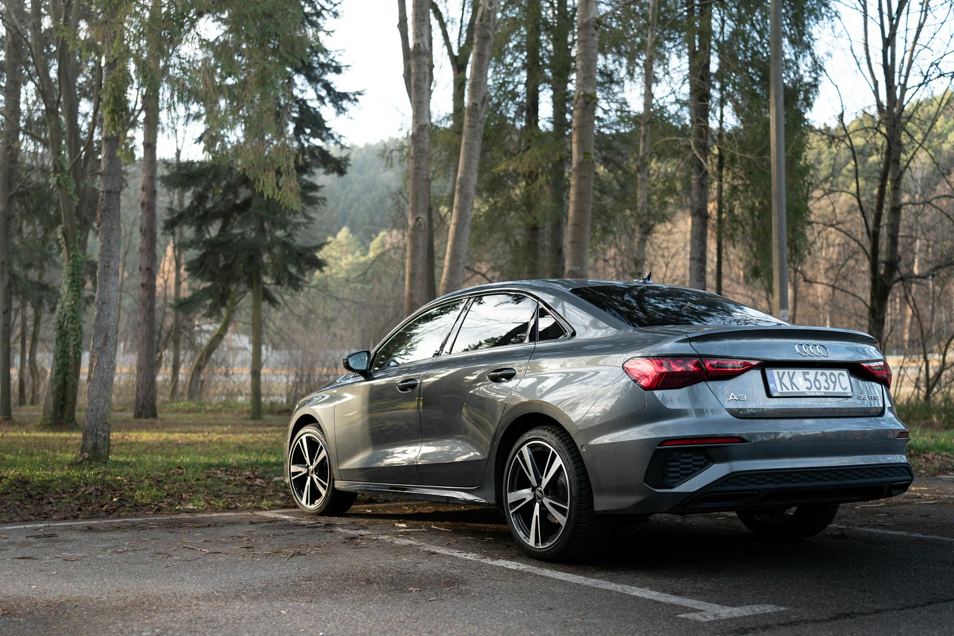 Une voiture garée près d'un parc | Source : Pexels