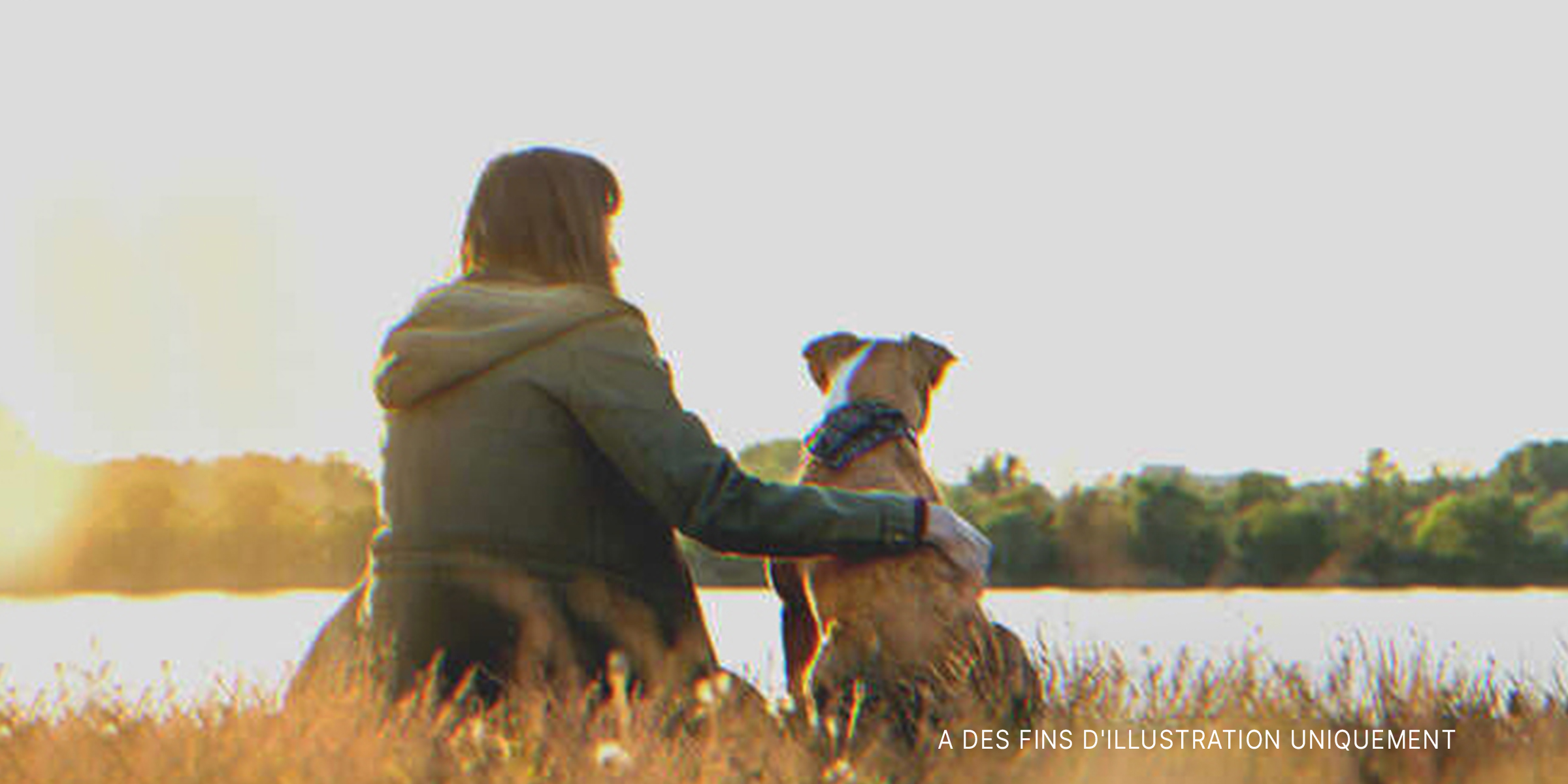 Une femme avec un chien | Source : Shutterstock