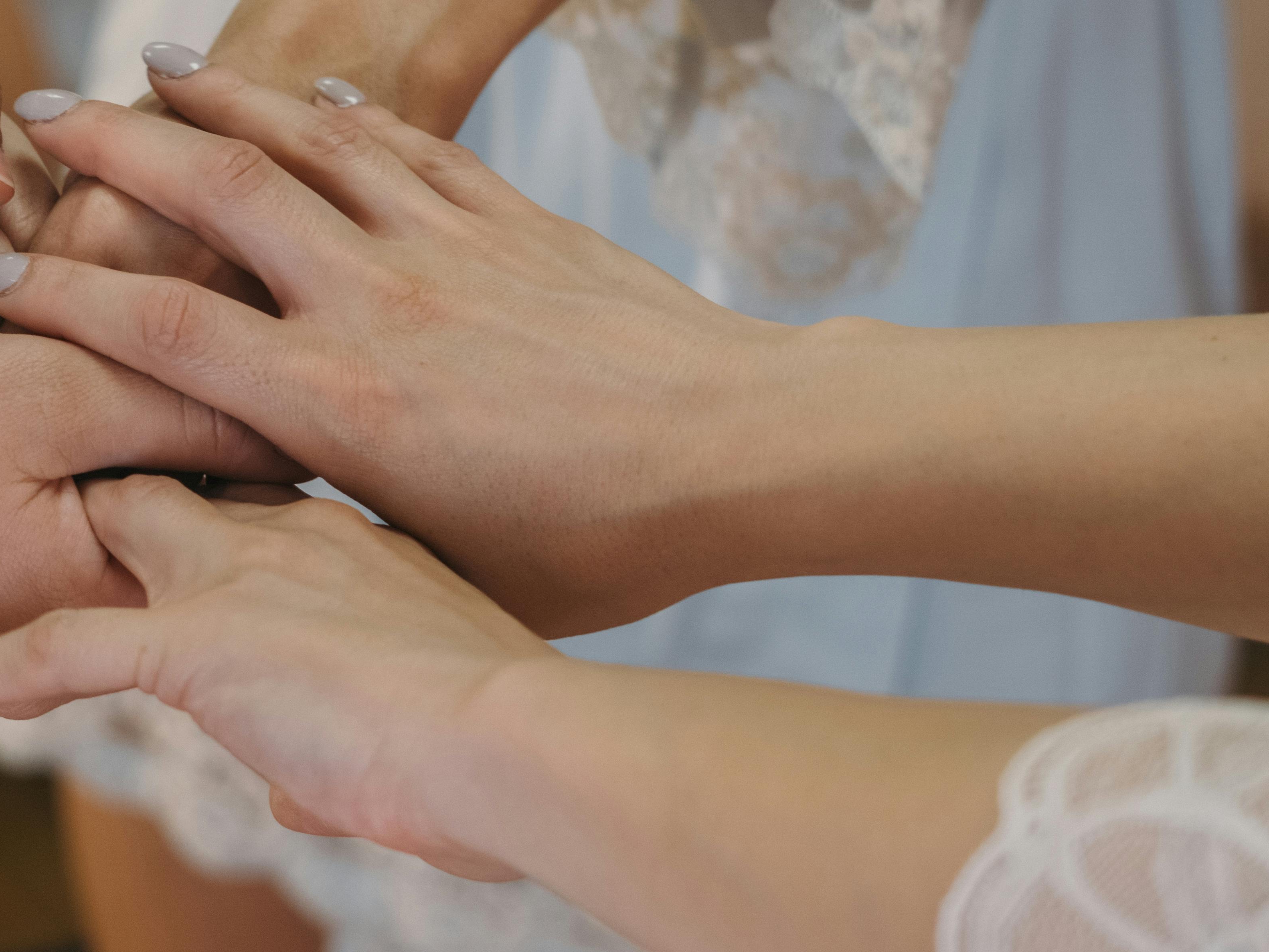 Une demoiselle d'honneur intervient pour calmer Emily pendant ce moment chaotique | Source : Pexels